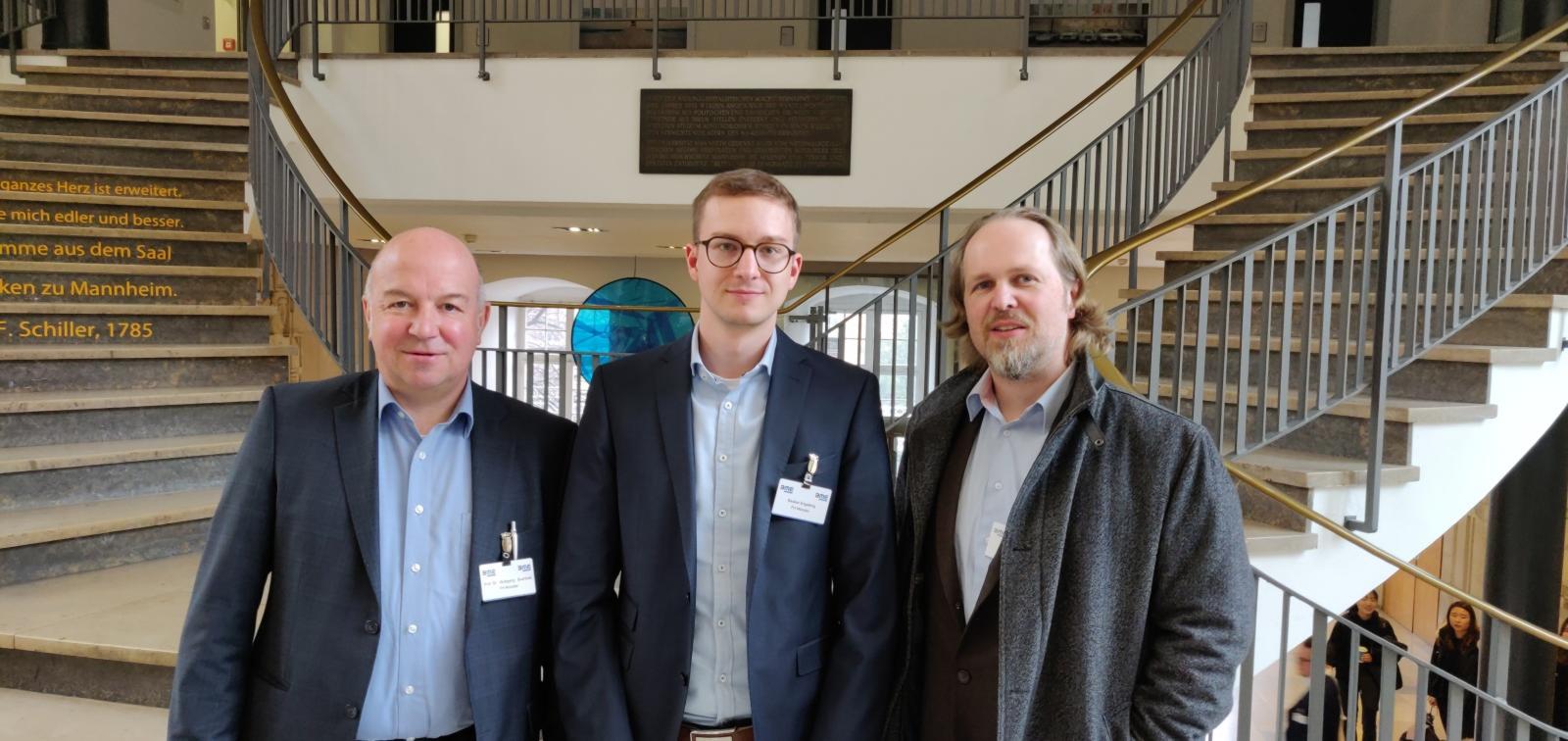 Prof. Dr. Wolfgang Buchholz von der FH Münster, Gewinner Bastian Engelking (Mitte) und Dr. Frank Köhne von der viadee Unternehmensberatung AG