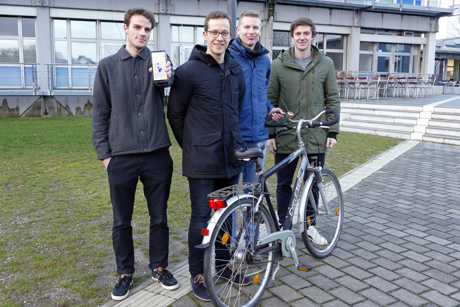 Felix Weissberg, Frank Lenfert, Christian Tapken und Simon Ebbers (v.l.) haben ein smartes Fahrradrücklicht mit Ortungssystem entwickelt. Das Foto ist entstanden, bevor die Schutzmaßnahmen zum Coronavirus kamen. (Foto: FH Münster/Jana Schiller) 