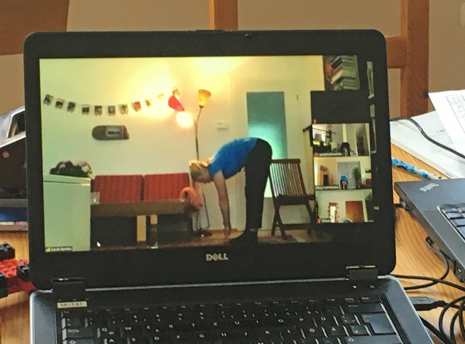 Bildschrim eines Laptop mit einem Video aus der gesunden Auszeit.