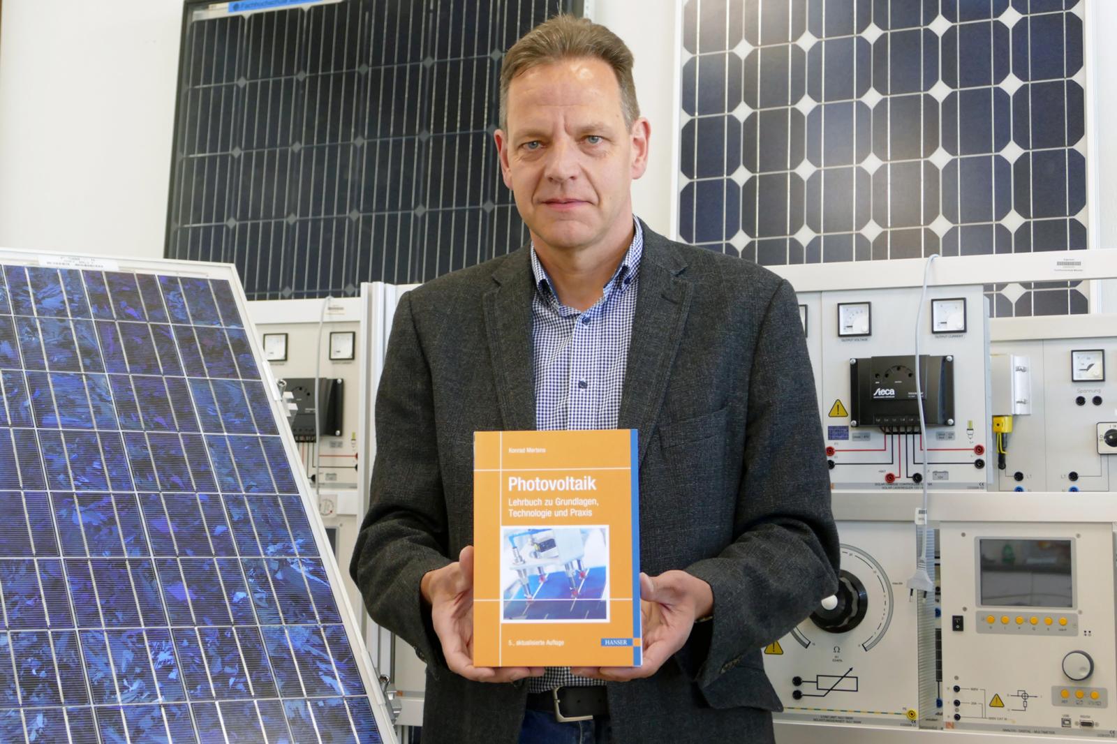Prof. Dr. Konrad Mertens hat die fünfte Auflage seines Werks „Photovoltaik: Lehrbuch zu Grundlagen, Technologie und Praxis“ herausgegeben. (Foto: FH Münster/Jana Schiller) 