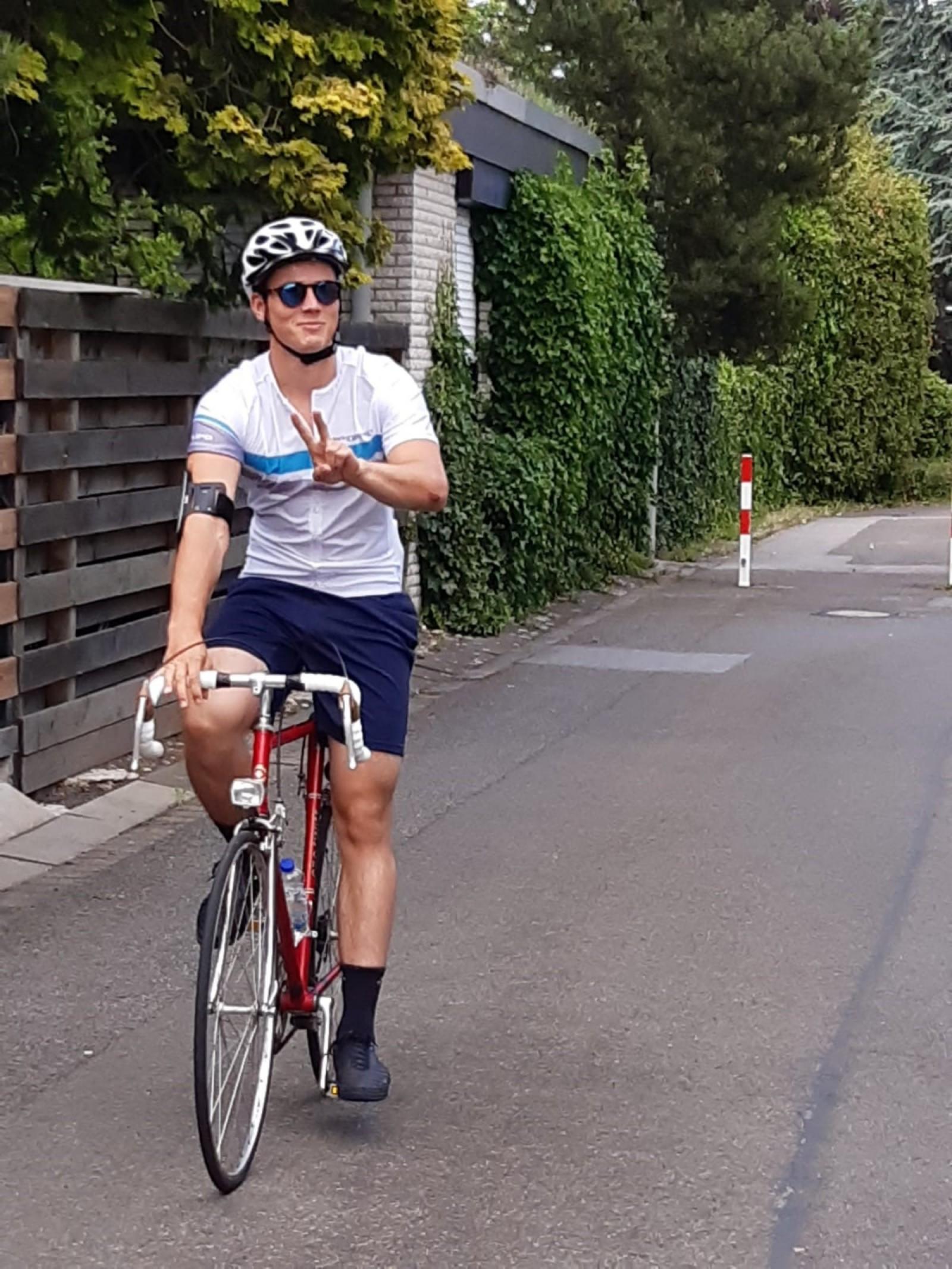 BWL-Student Linus Sonneborn cruist regelmäßig mit seinem Rennrad durchs Münsterland. Im Wettbewerb FHahr Rad! hat er jetzt ein City-for-two-Gutscheinheft gewonnen. (Foto: privat)
