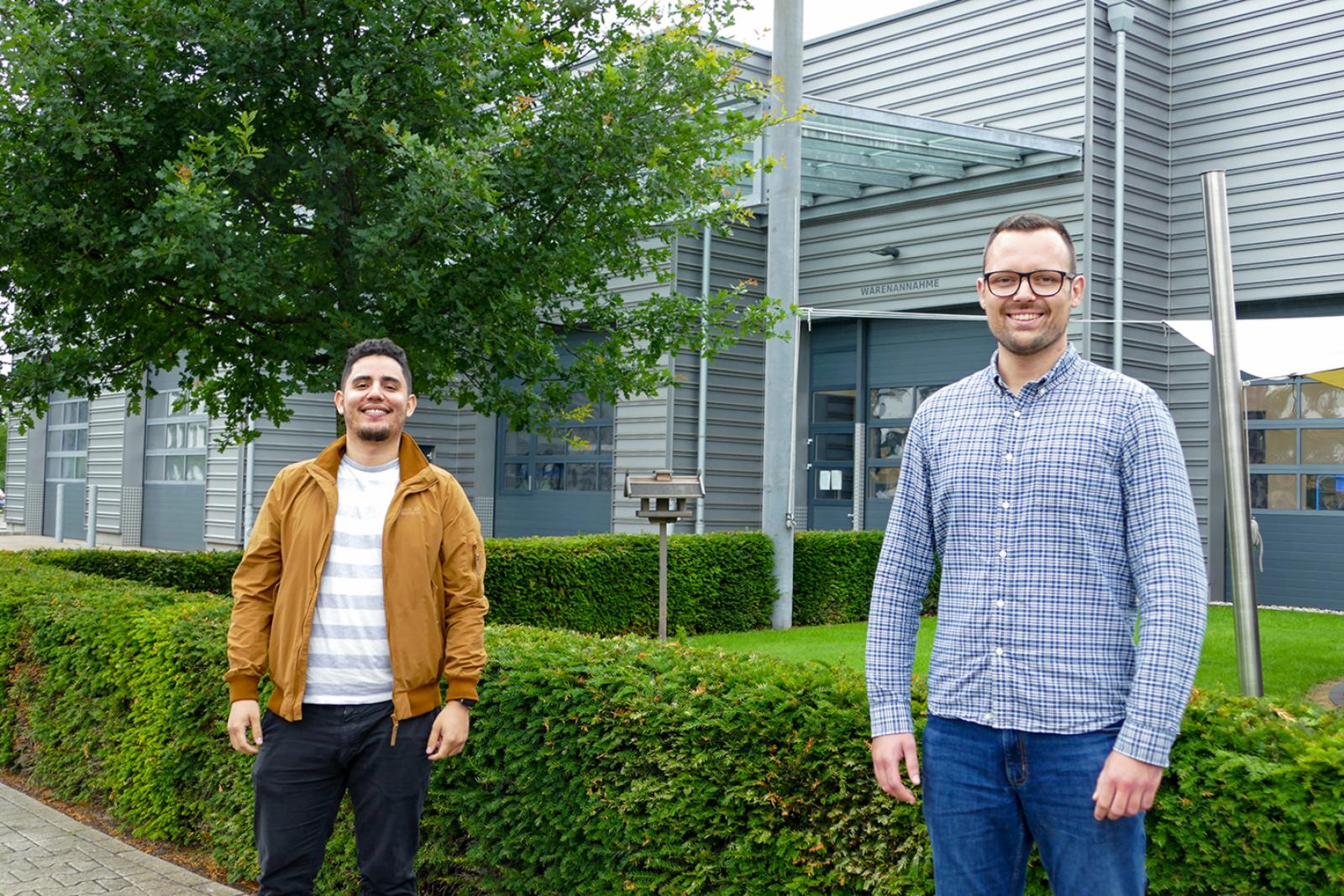 Elektrotechnikstudent Andres Herrera (l.) und Informatikstudent Philipp Wolters entwickelten das Projekt im Rahmen ihres Masterstudiums. (Foto: FH Münster/Jana Schiller)