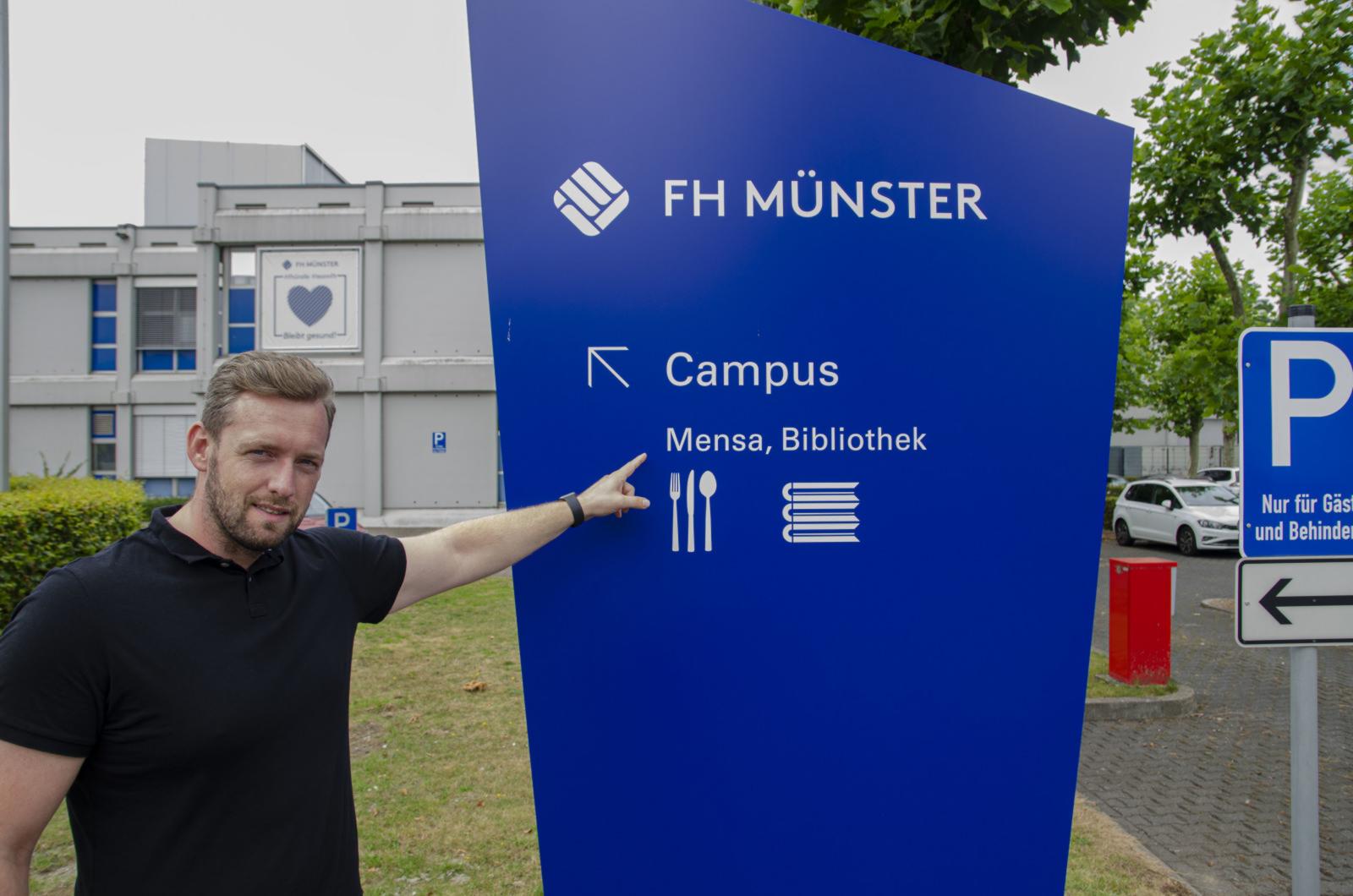 Denis Dück vom Dezernat Gebäudemanagement sorgt für Orientierung auf dem Gelände. (Foto: FH Münster/Frederik Tebbe)