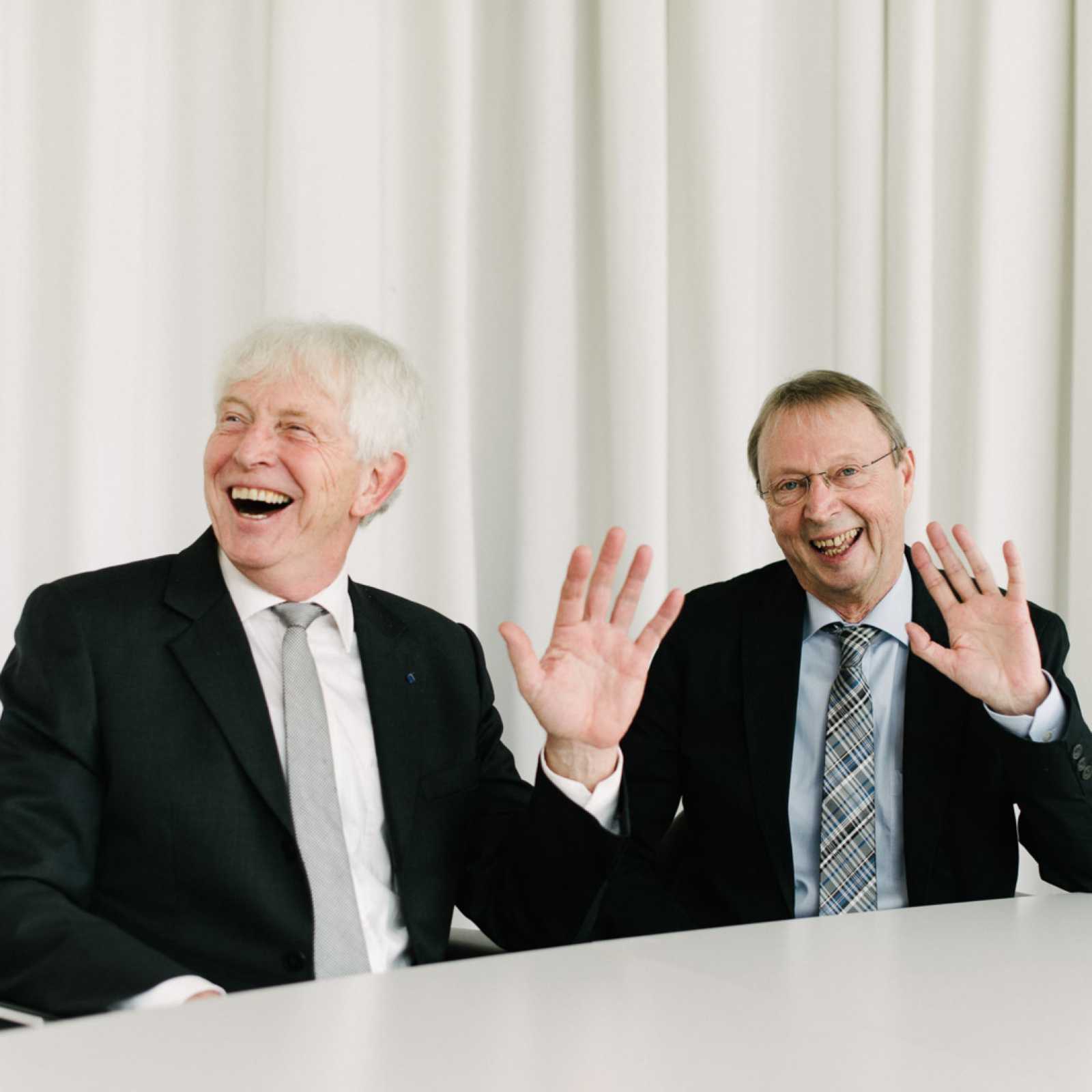 Mit zufriedenen Gesichtern blicken sie auf eine arbeits- und erfolgreiche Zeit als Vizepräsidenten der FH Münster zurück: Prof. Dr. Richard Korff (l.) und Prof. Dr. Bernhard Lödding. (Foto: FH Münster/Robert Rieger) 