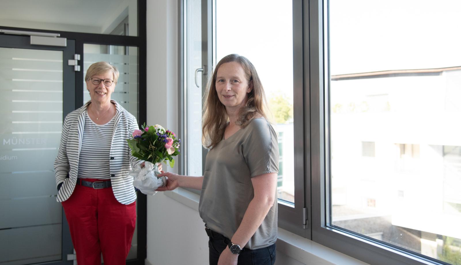 FH-Präsidentin Prof. Dr. Ute von Lojewski (l.) gratuliert Prof. Dr. Christiane Fühner zum Dienstjubiläum. (Foto: FH Münster/Katharina Kipp) 