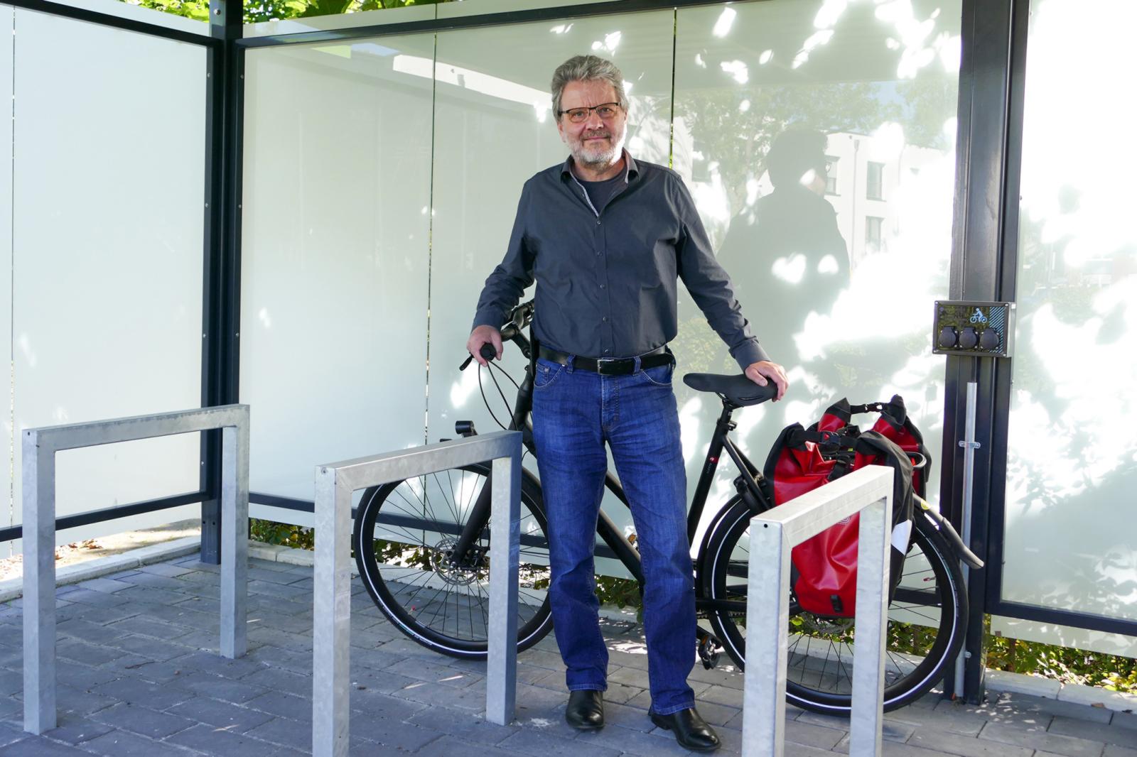 Prof. Dr. Reinhart Job mit einem Fahrrad.