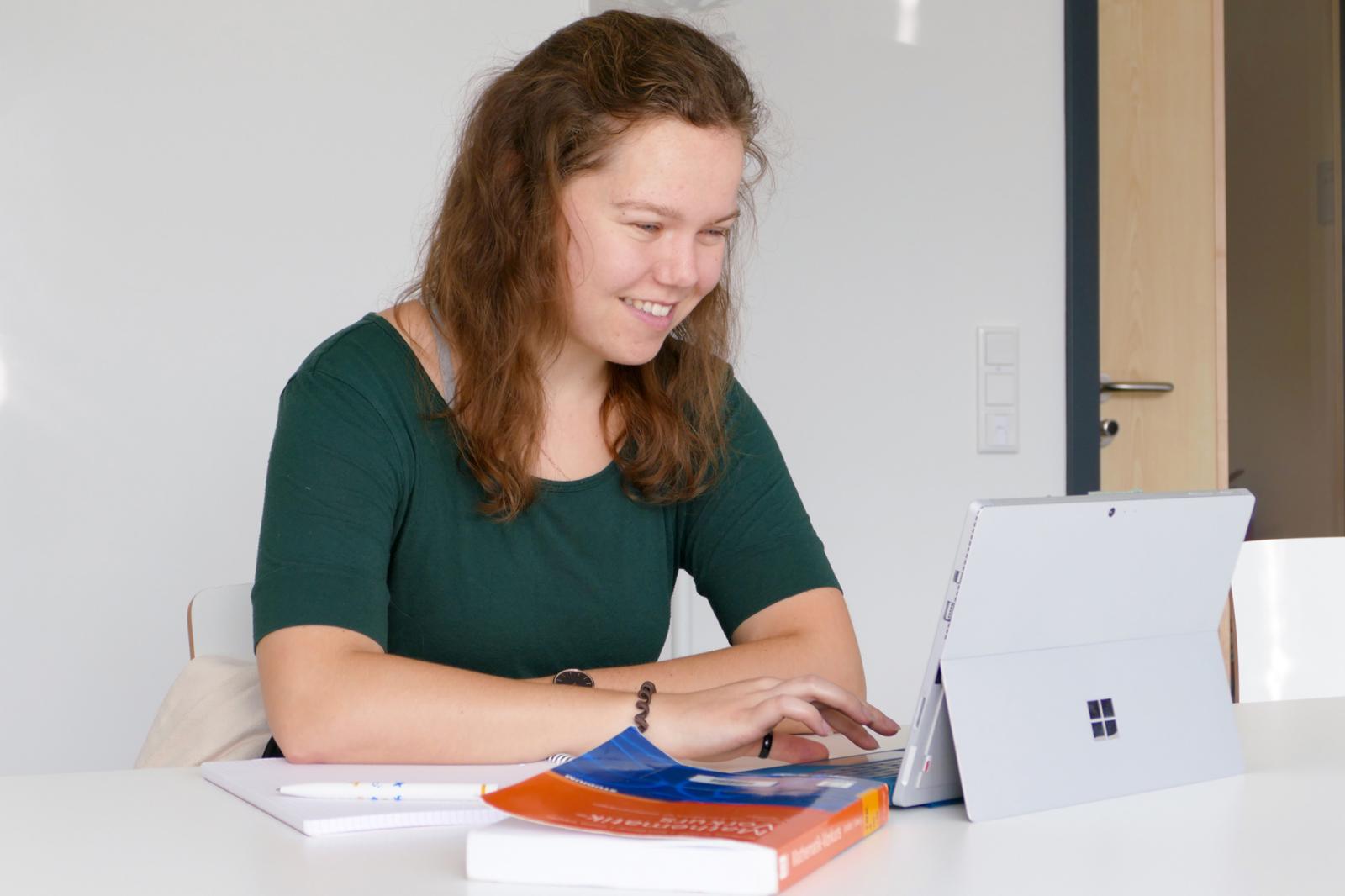 Elektrotechnikstudentin Vanessa Balzer unterstützte die Studienanfängerinnen und -anfänger als Mathe-Tutorin. (Foto: FH Münster/Jana Schiller) 