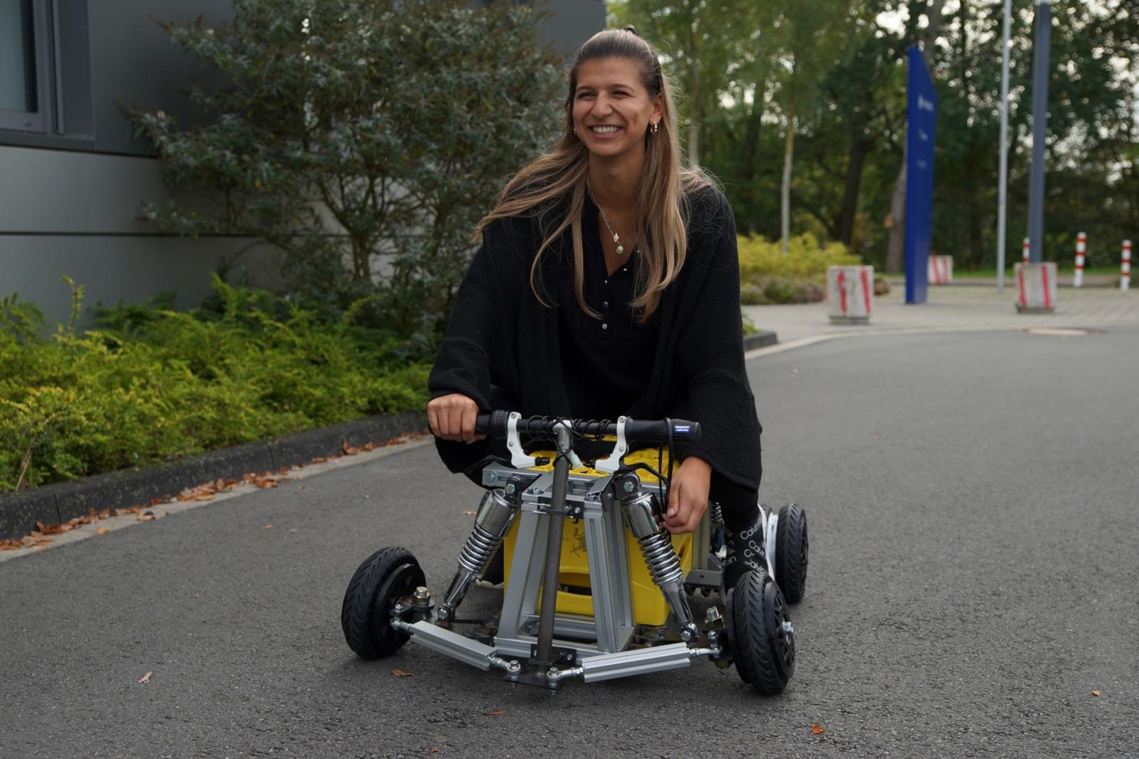 Natalie Peracha fährt mit dem selbstgebauten Elektrofahrzeug. (Foto: FH Münster/Lisa Feldkamp)