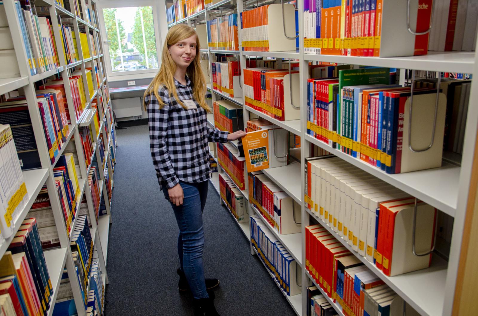 Jasmin Kröger macht ihre Ausbildung in der Stadtbücherei Steinfurt. Nun hat sie eine Woche lang in der Bereichsbibliothek auf dem Steinfurter Campus unserer Hochschule hospitiert. (Foto: FH Münster/Frederik Tebbe)