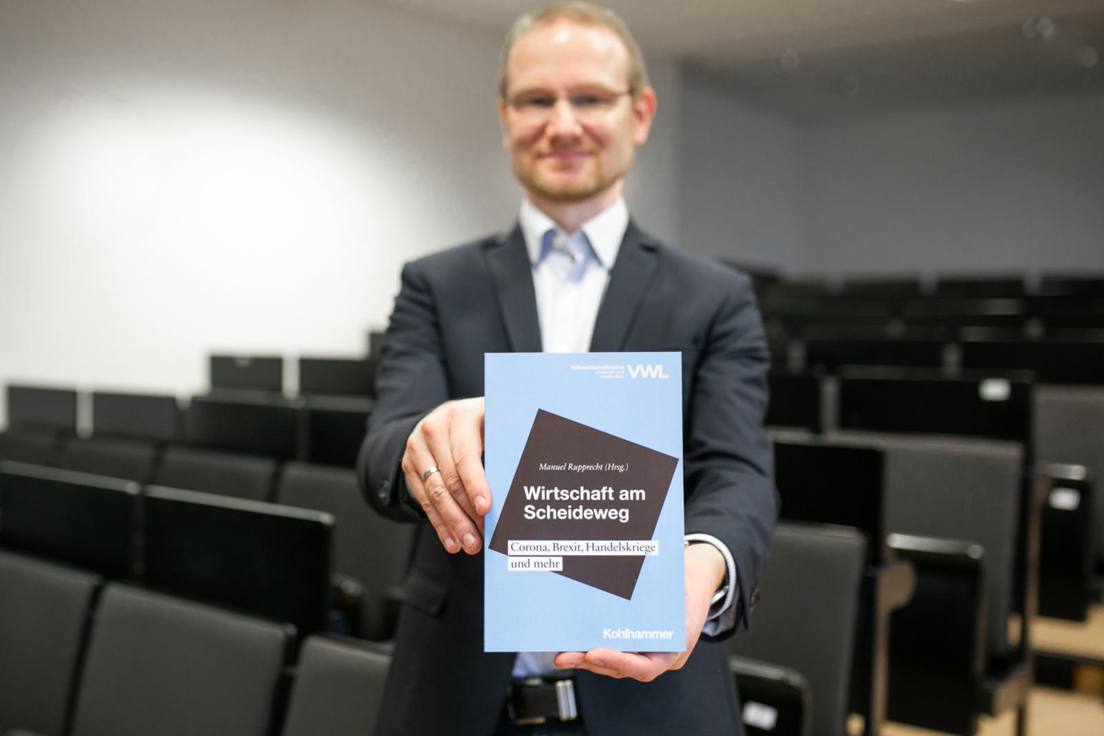 Prof. Dr. Manuel Rupprecht ist Herausgeber der Buchreihe „Volkswirtschaftslehre – praxisnah und verständlich“. Band eins ist jetzt erschienen. (Foto: FH Münster/Susanne Lüdeling)  