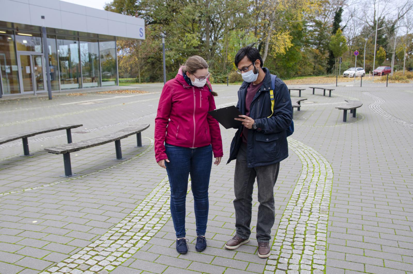 Recherche am S-Gebäude: Sajid geht mit Isabeau auf Campus-Rallye. (Foto: FH Münster/Frederik Tebbe)