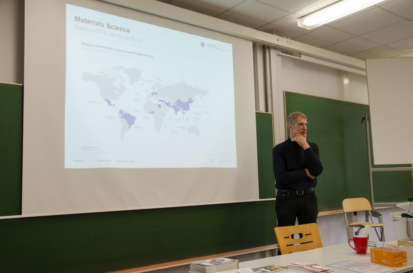 Prof. Dr. Hans-Christoph Mertins begrüßte die neuen Erstsemester und erklärte den Aufbau des Studiengangs in einer Infoveranstaltung. (Foto: FH Münster/Frederik Tebbe)