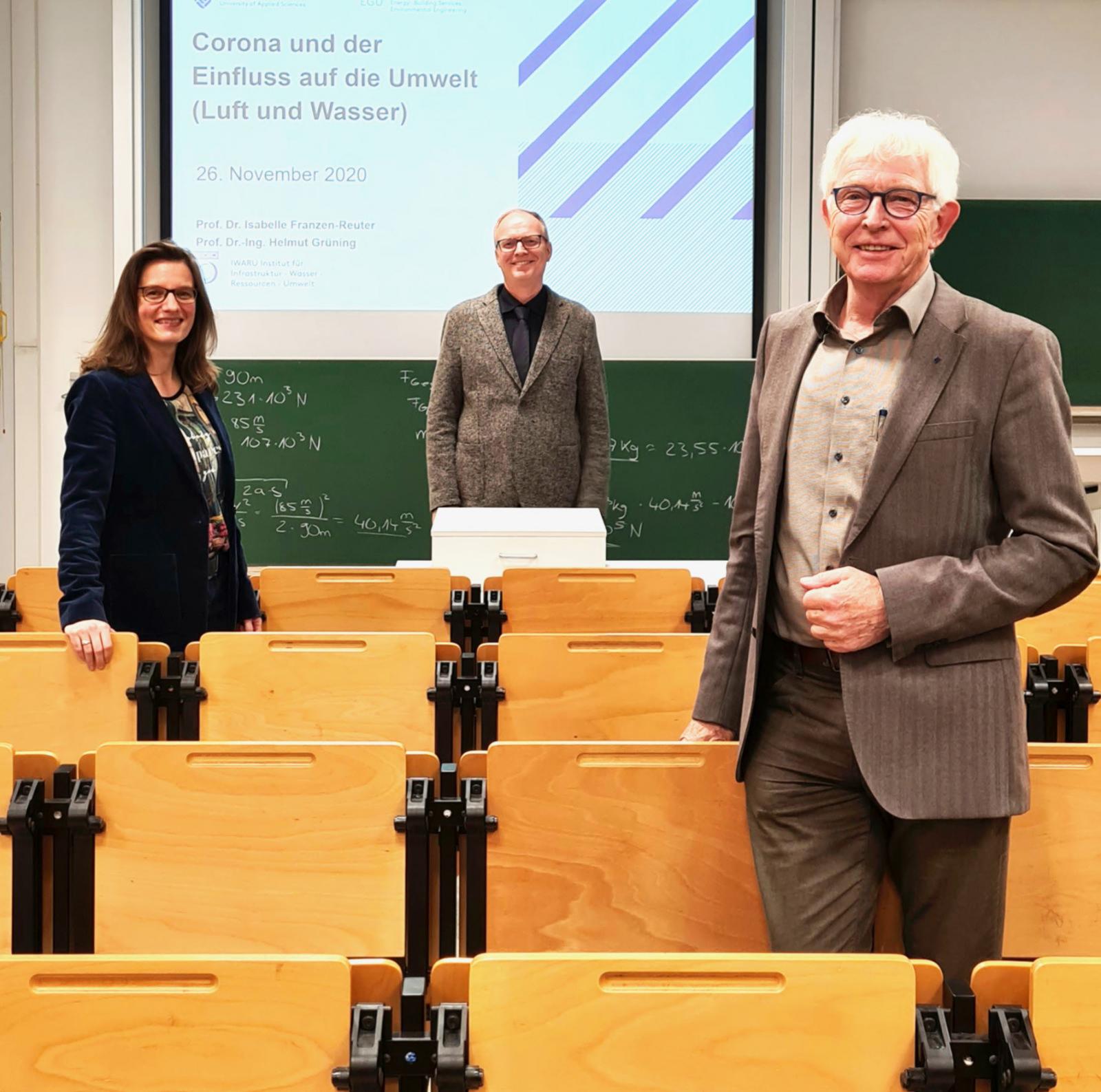 Prof. Isabelle Franzen-Reuter (l.), Prof. Helmut Grüning (m.) und Seniorprofessor Richard Korff (r.) führten anschaulich durch die ersten digitalen Campus Dialoge. (Foto: FH Münster/Rena Ronge)