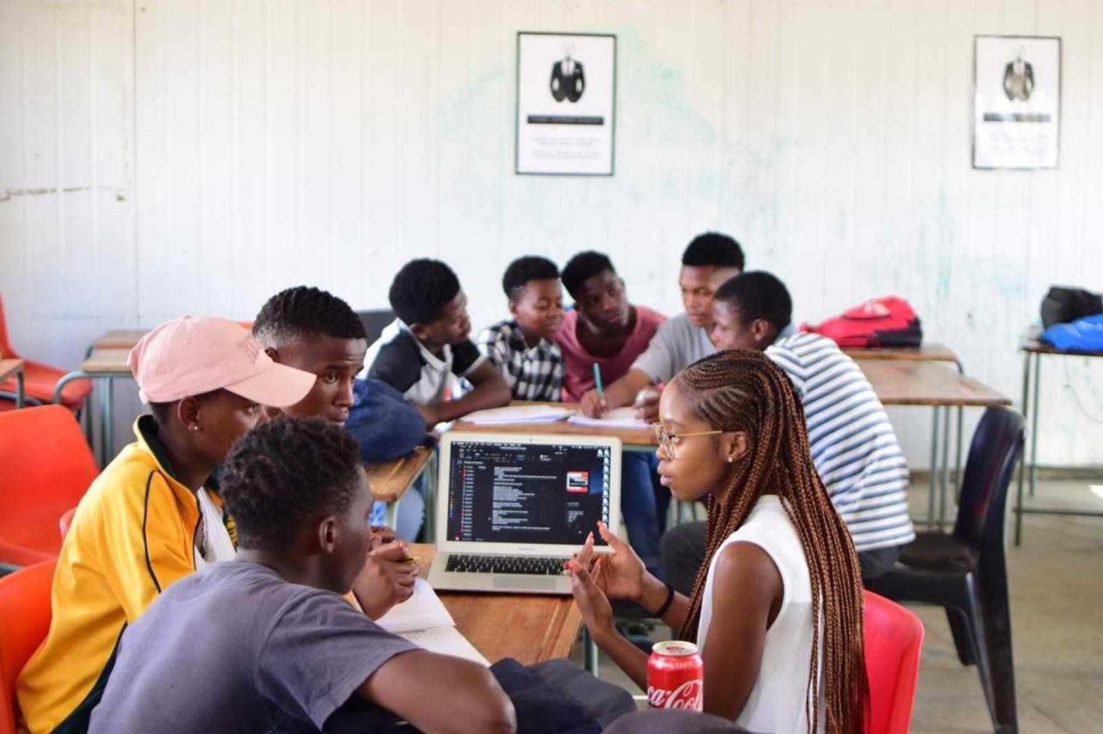 Mpho Letsoalo (r.) hat das Projekt Africa Rising ins Leben gerufen. Hier ist sie bei der Gruppenarbeit mit Jugendlichen in einer Schule in Südafrika zu sehen. (Foto: Young Aspiring Thinkers)
