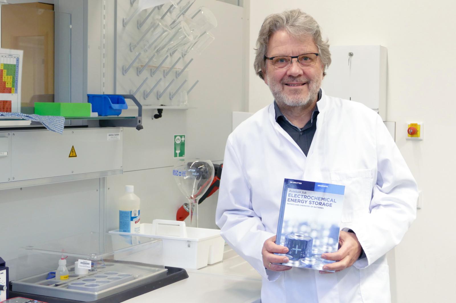 Prof. Dr. Reinhart Job hat das Fachbuch „Electrochemical Energy Storages“ herausgegeben. (Foto: FH Münster/Jana Schiller)
