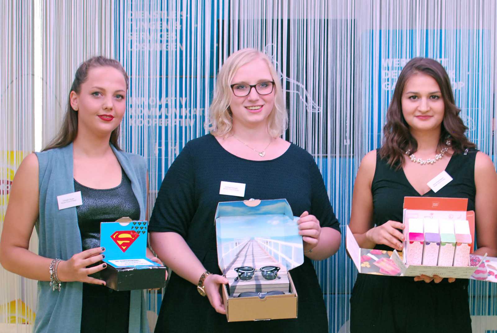 Sie gehörten zu den kreativsten Köpfen beim STI Design Award und heimsten drei von vier möglichen Preisen ein: Christin Kruse, Anthea Kemper und Alina Koschlakow vom Fachbereich Design der FH Münster (v.l.). (Foto: STI-Group)