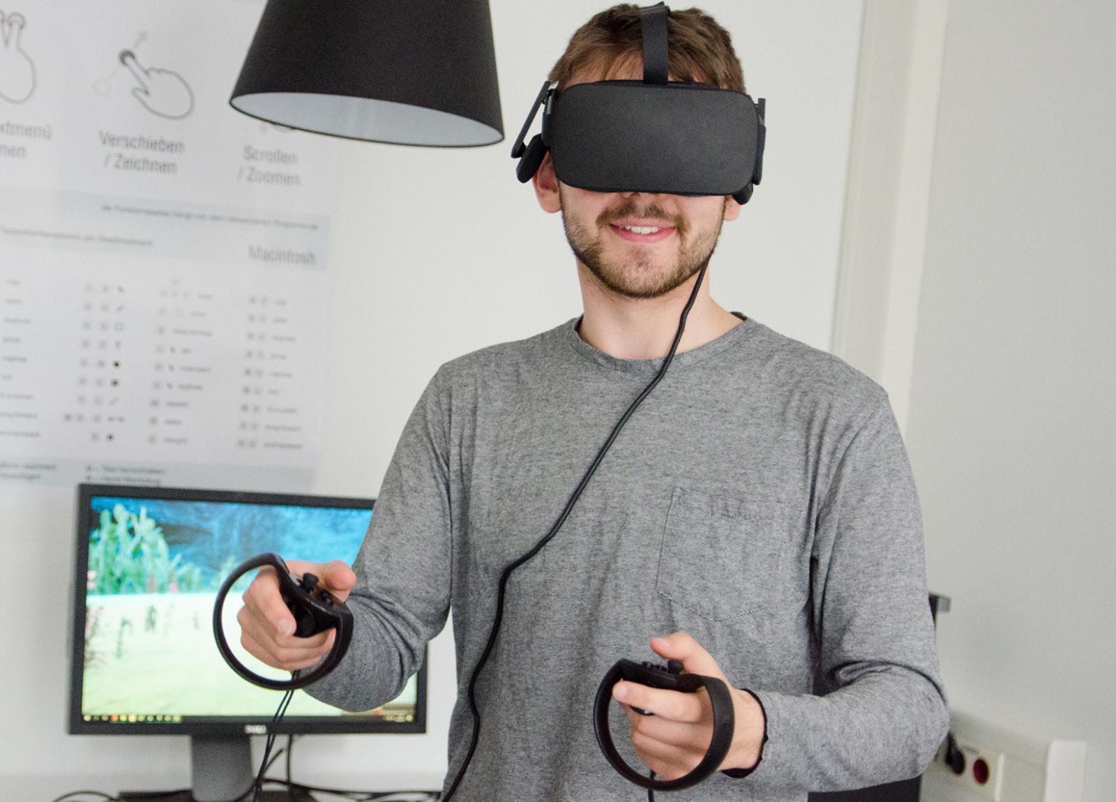 Alle Studierenden hatten aus der FH-Bibliothek eine VR-Brille ausgeliehen und konnten sich so in den von ihren Kommiliton*innen entwickelten virtuellen Szenarien bewegen. (Foto: FH Münster/Theresa Gerks) 