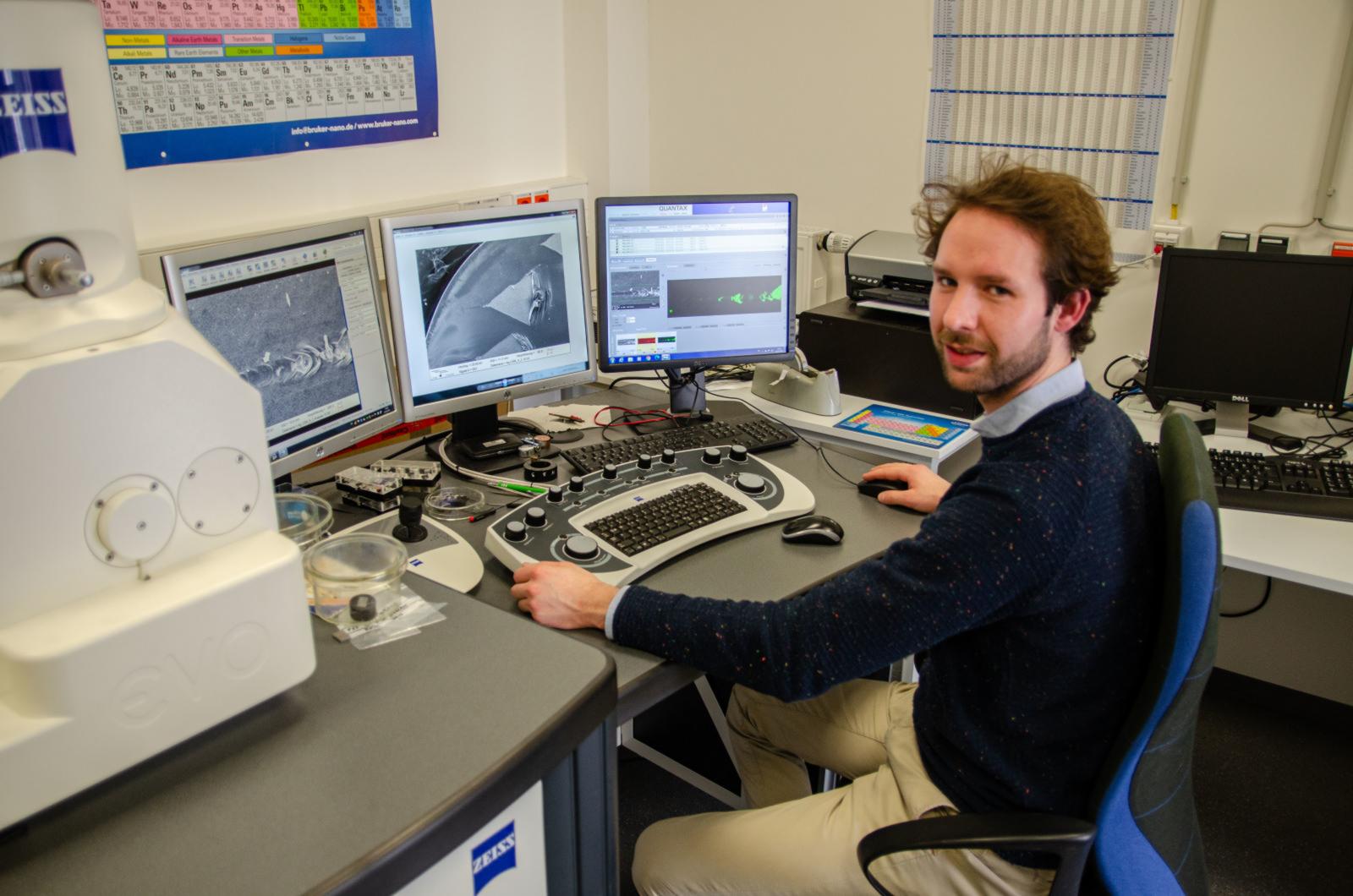 Er untersucht die Probe am Rasterelektronenmikroskop im Labor für Werkstofftechnik auf dem Steinfurter Campus. (Foto: FH Münster/Frederik Tebbe)