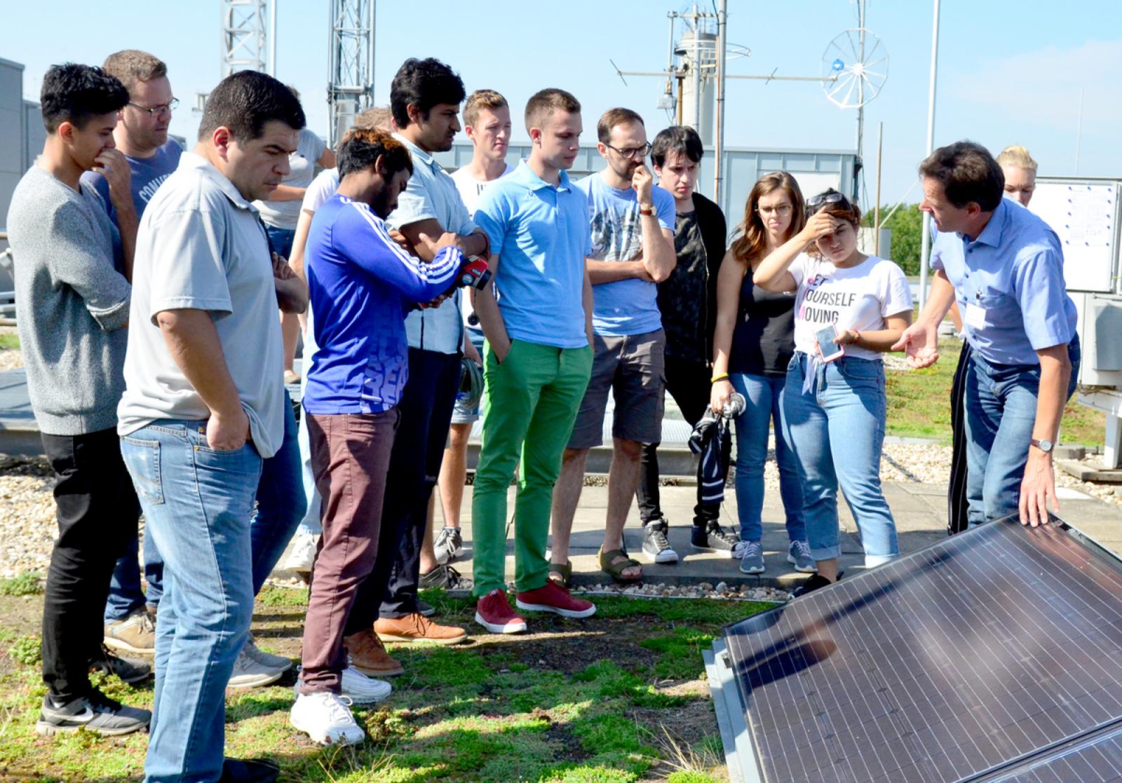Nicht überall haben Studierende wie hier auf dem Steinfurter Campus der FH Münster die Möglichkeit, die Funktionsweise von Photovoltaikanlagen in der Praxis kennenzulernen. Das Projekt „PV-iTeach“ möchte diese Lücke mit Online-Kursen schließen. Das Bild ist vor der Corona-Pandemie entstanden. (Foto: FH Münster/Theresa Gerks) 