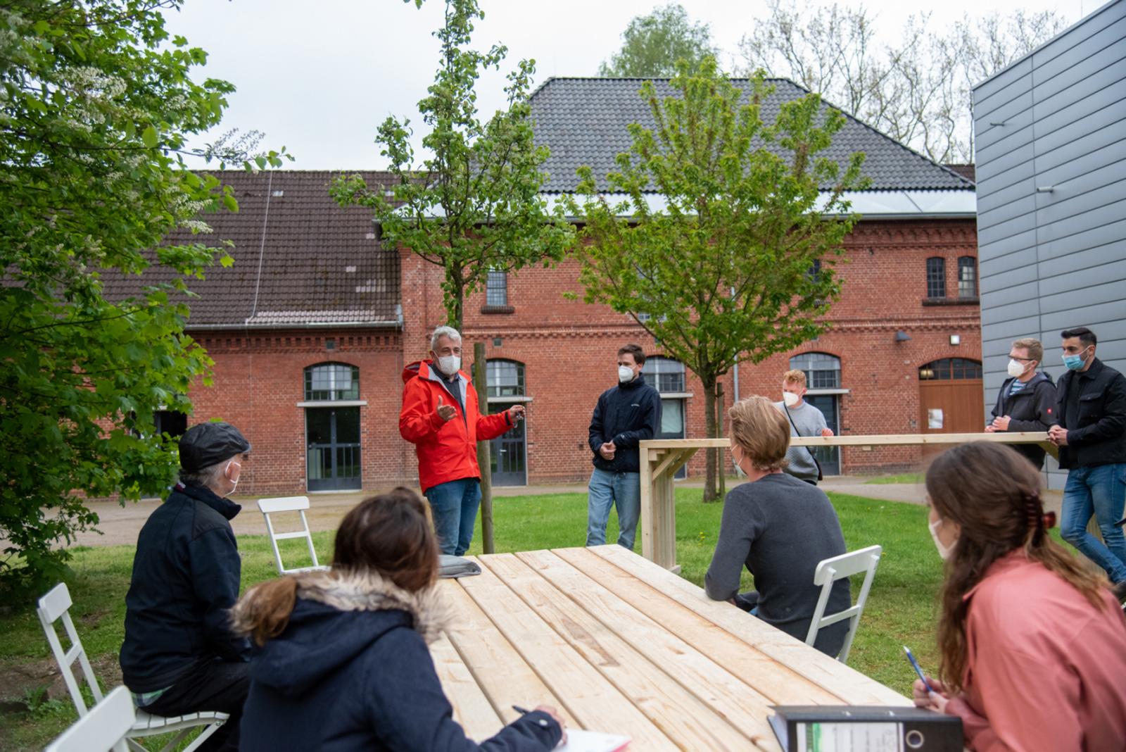 Prof. Dr. Thilo Harth (3.v.l.) unterrichtete seine Studierenden draußen – an den eigens dafür gebauten Tischen. (Foto: FH Münster/Katharina Kipp) 