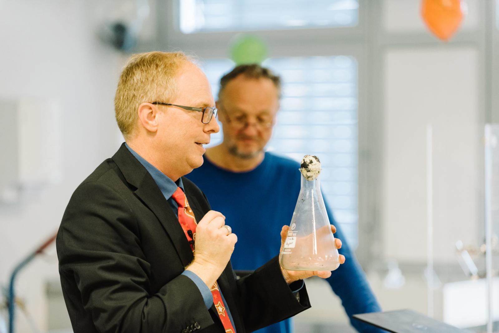 Prof. Dr. Helmut Grüning – hier ein Bild aus der Zeit vor Corona – erklärt am 28. Mai kindgerecht physikalische Phänomene. (Foto: FH Münster/Maxi Krähling)  