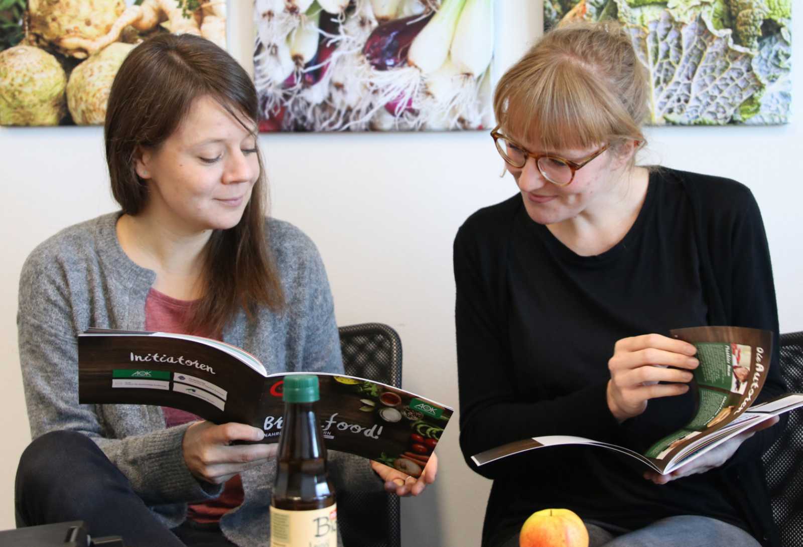Christine Göbel (l.) und Jana Weber sind Autorinnen einer Broschüre über Brainfood.