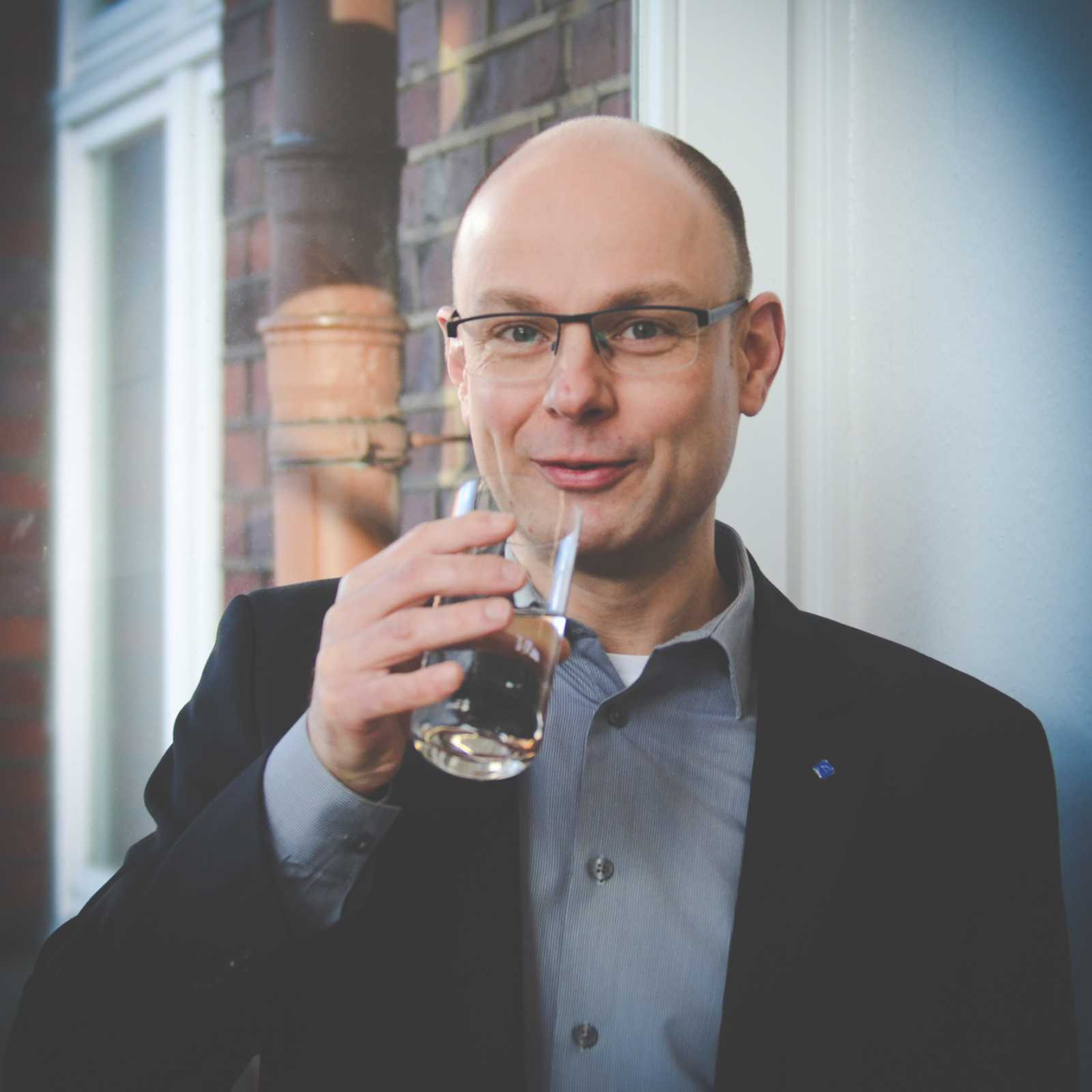 „Leitungswasser ist das Beste, was man trinken kann“, so die Überzeugung von Prof. Dr. Jens Haberkamp vom Institut für Wasser - Ressourcen - Umwelt (IWARU) der FH Münster. (Foto: FH Münster/Pressestelle)