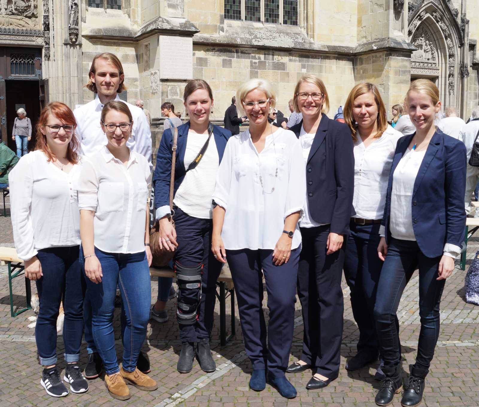 Prof. Dr. Anke Menzel-Begemann (4.v.r.) hat gemeinsam mit ihrem Team Münsteraner Bürger zur Teilhabe am Arbeitsleben befragt. (Foto: Dr. Anne Exner)