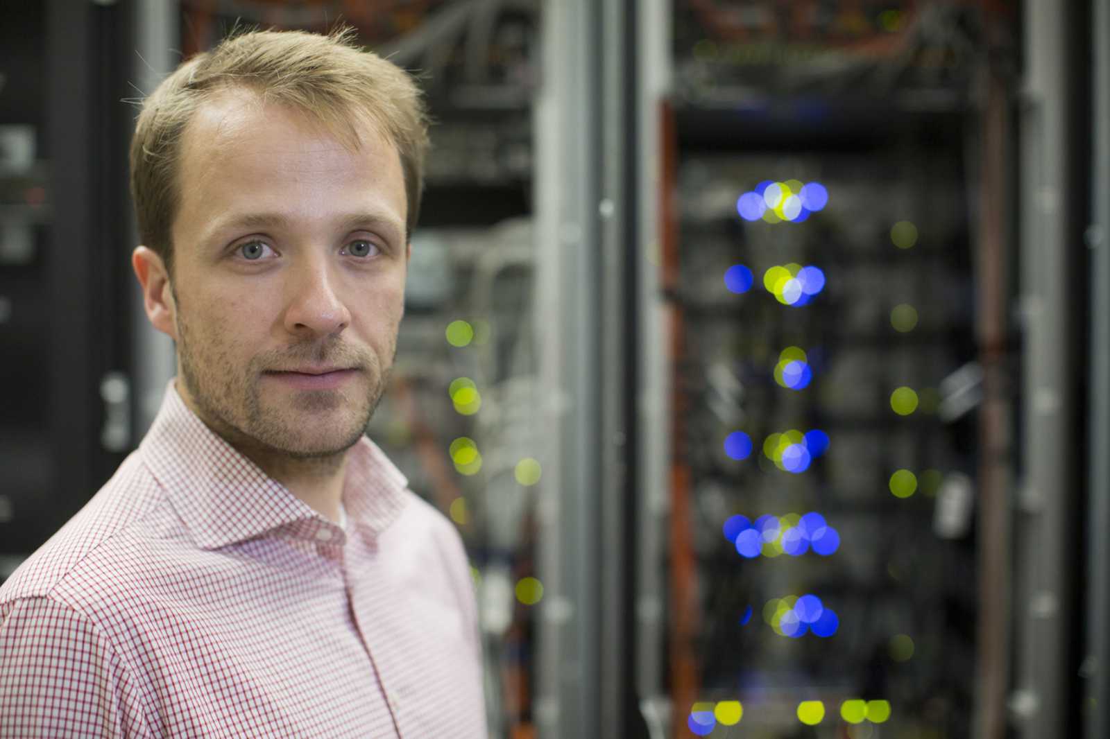 IT-Sicherheitsexperte Prof. Dr. Sebastian Schinzel gibt Tipps, wie man sich vor Hackerangriffen schützen kann. (Foto: FH Münster/Wilfried Gerharz)