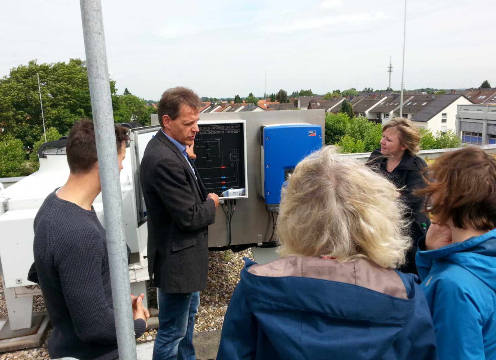 Prof. Dr. Konrad Mertens demonstriert die Photovoltaik-Lehranlage auf dem Hochschuldach. (Foto: Kreis Steinfurt)