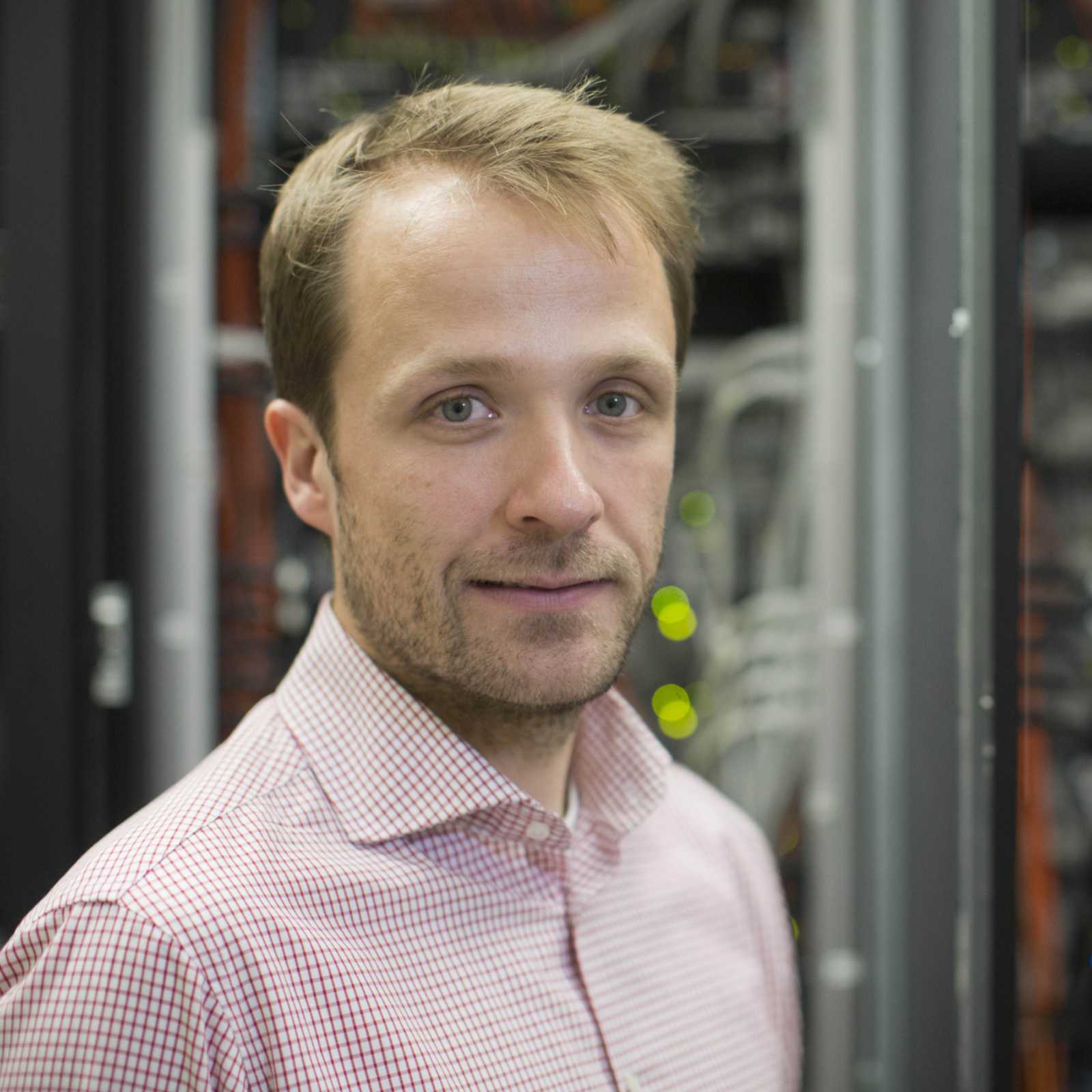 Professor Sebastian Schinzel lehrt an unserem Fachbereich Elektrotechnik und Informatik. (Foto: Wilfried Gerharz)