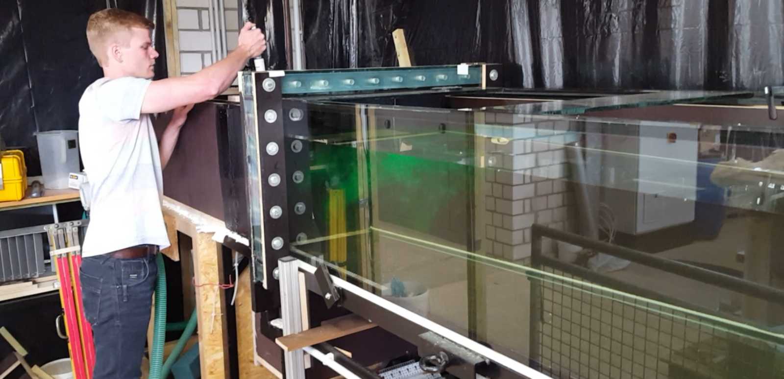 Jan Schomaker-Loth macht die Strömung in einem physikalischen Modellbecken im Labor des IWARU per Traceruntersuchung sichtbar. (Foto: FH Münster/IWARU)
