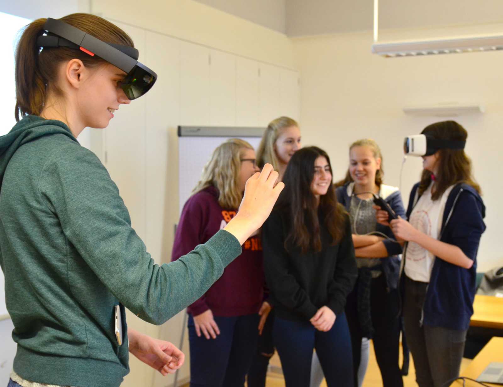 Die DiscoverING-Camp-Teilnehmerinnen probierten auch unterschiedliche VR- und AR-Brillen aus. (Foto: FH Münster/Pressestelle)