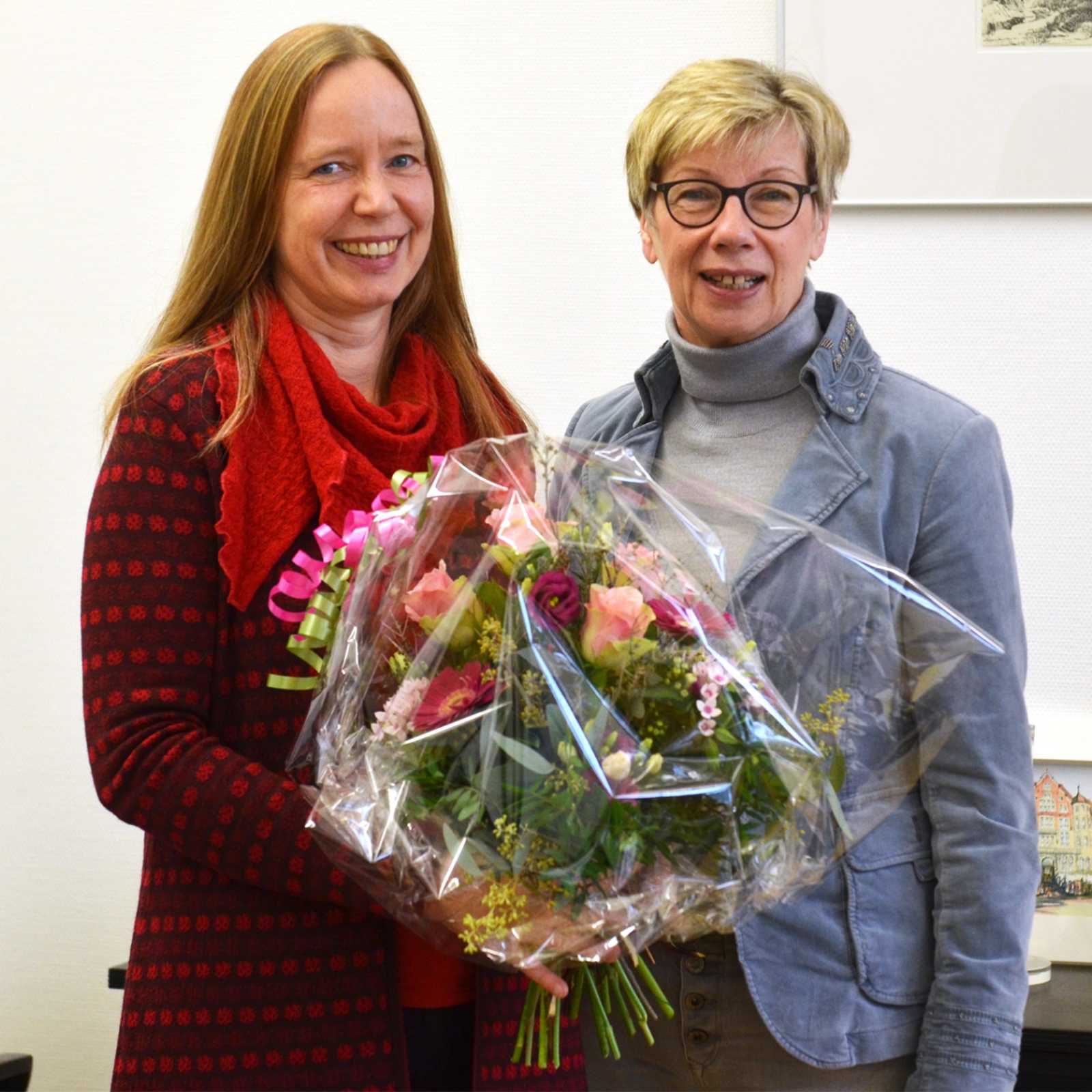 FH-Präsidentin Prof. Dr. Ute von Lojewski (r.) dankt der Jubilarin Prof. Dr. Sigrun Schwarz (l.) für ihr langjähriges Engagement für die FH Münster. (Foto: FH Münster/Pressestelle) 