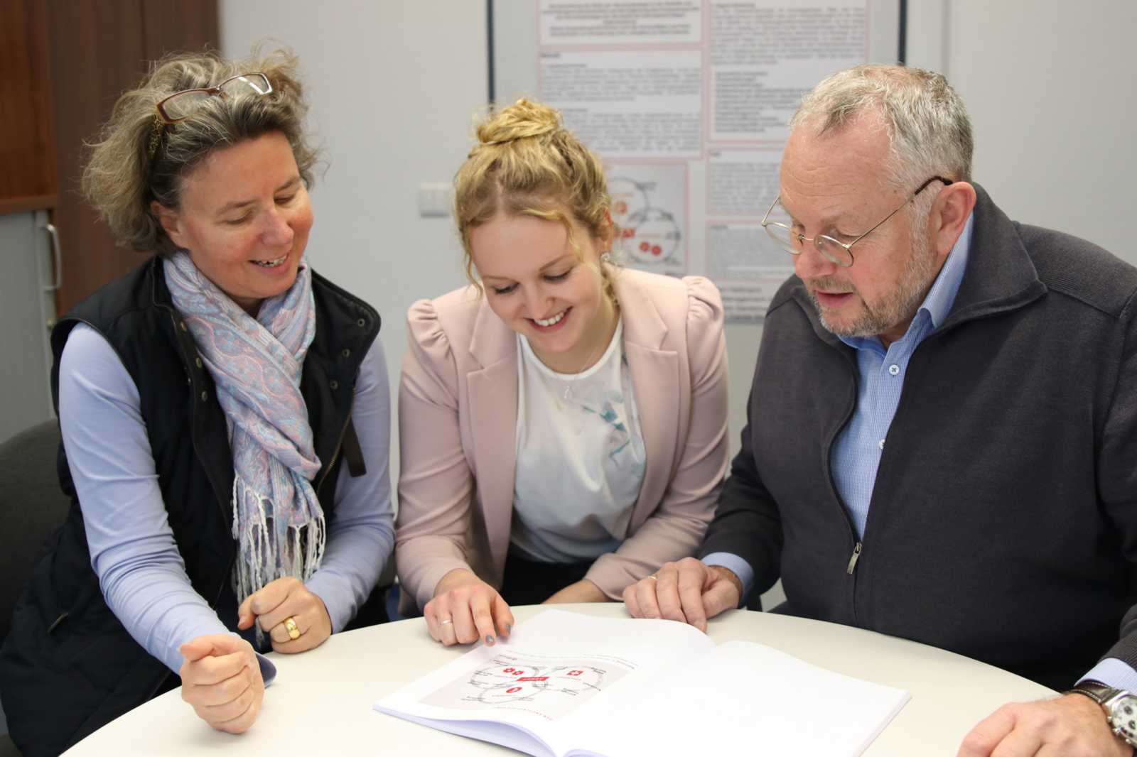Prof. Dr. Joachim Gardemann und Prof. Dr. Carola Strassner haben die Arbeit von Charleen Hellmann betreut. (Foto: FH Münster/FB Oecotrophologie – Facility Management)