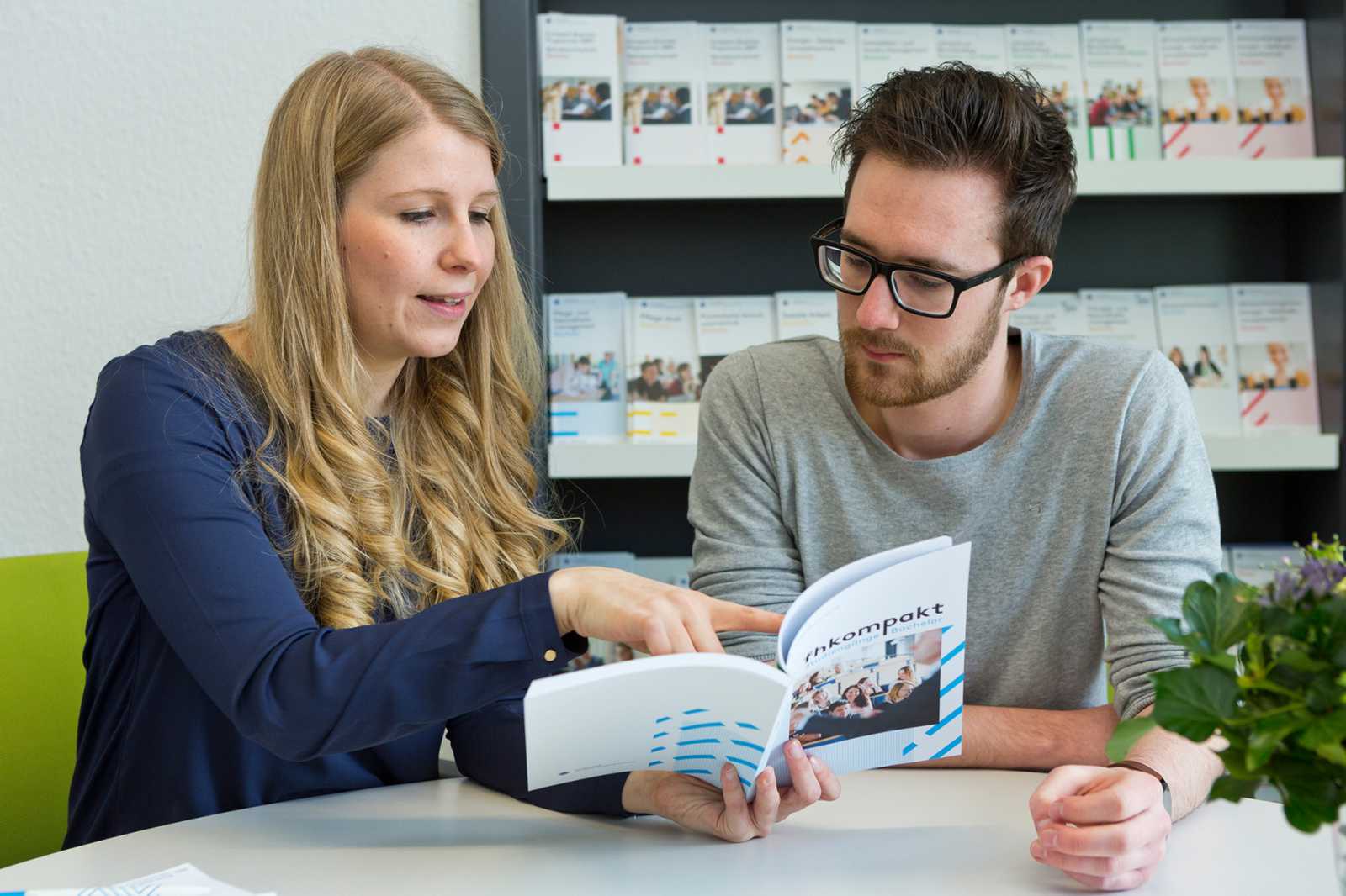 Studienberaterin Alina Fuchs unterstützt Interessierte bei der Studienwahl. (Foto: FH Münster/Ralf Emmerich)