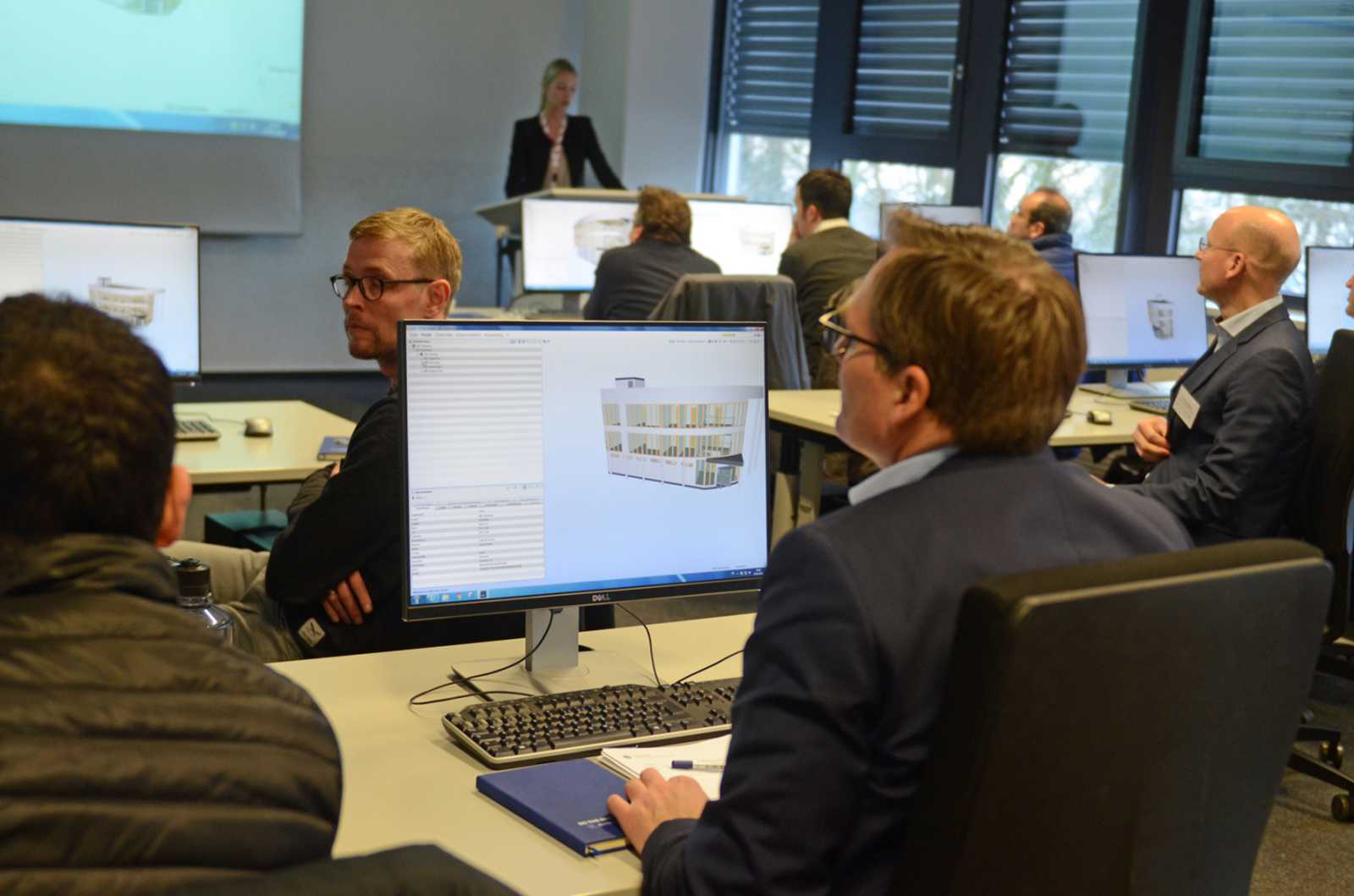 Am PC konnten die Teilnehmer der Fachtagung verschiedene BIMAnwendungen direkt ausprobieren. (Foto: FH Münster/Pressestelle)