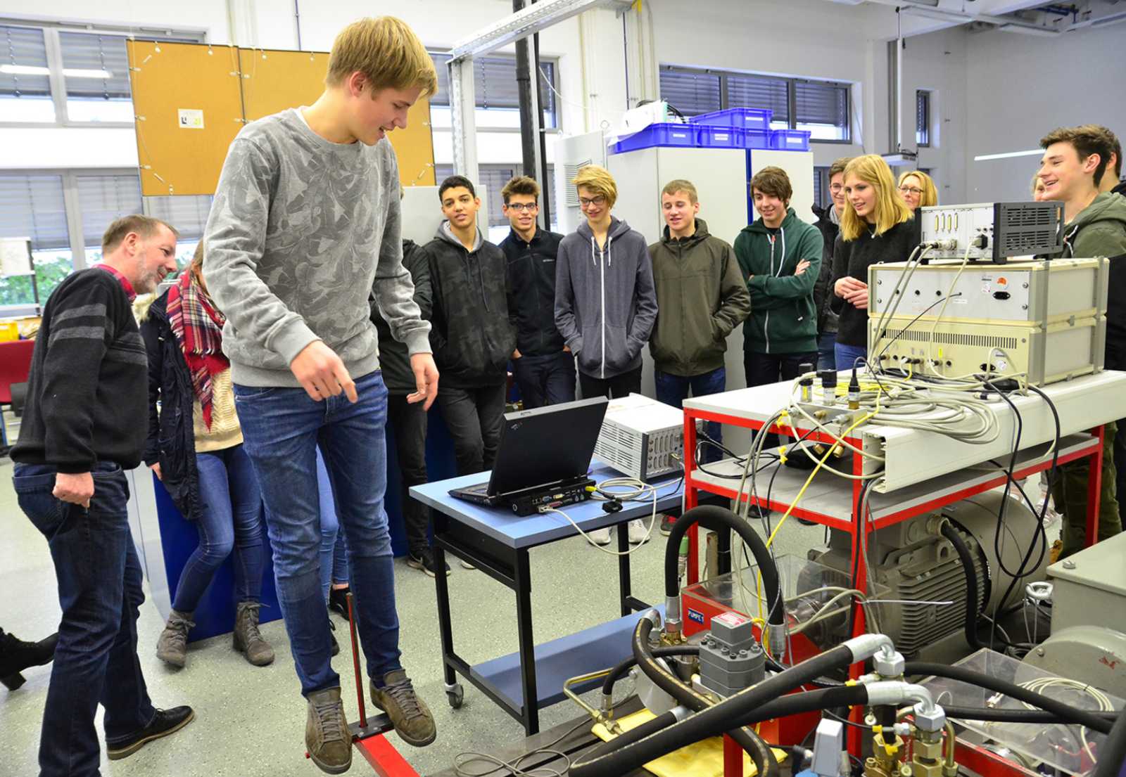 Welche Mechanik steckt in einer Personenwaage? Das konnten sich die Schüler im Labor für Hydraulik und Pneumatik ansehen. (Foto: FH Münster/Pressestelle)