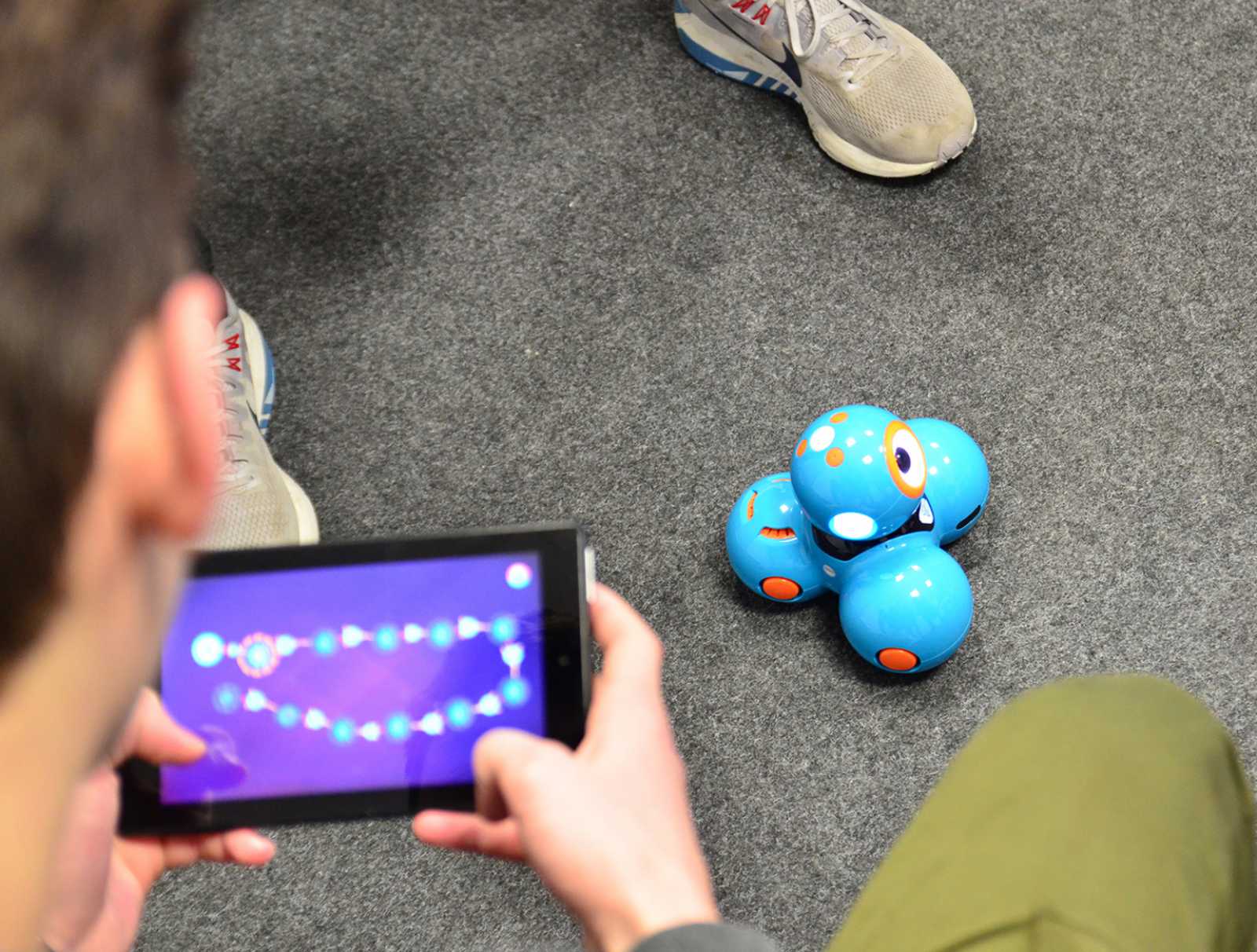 Dem kleinen Roboter Dash haben die Schüler zum Beispiel Wege einprogrammiert, die er ablaufen soll. (Foto: FH Münster/Pressestelle)