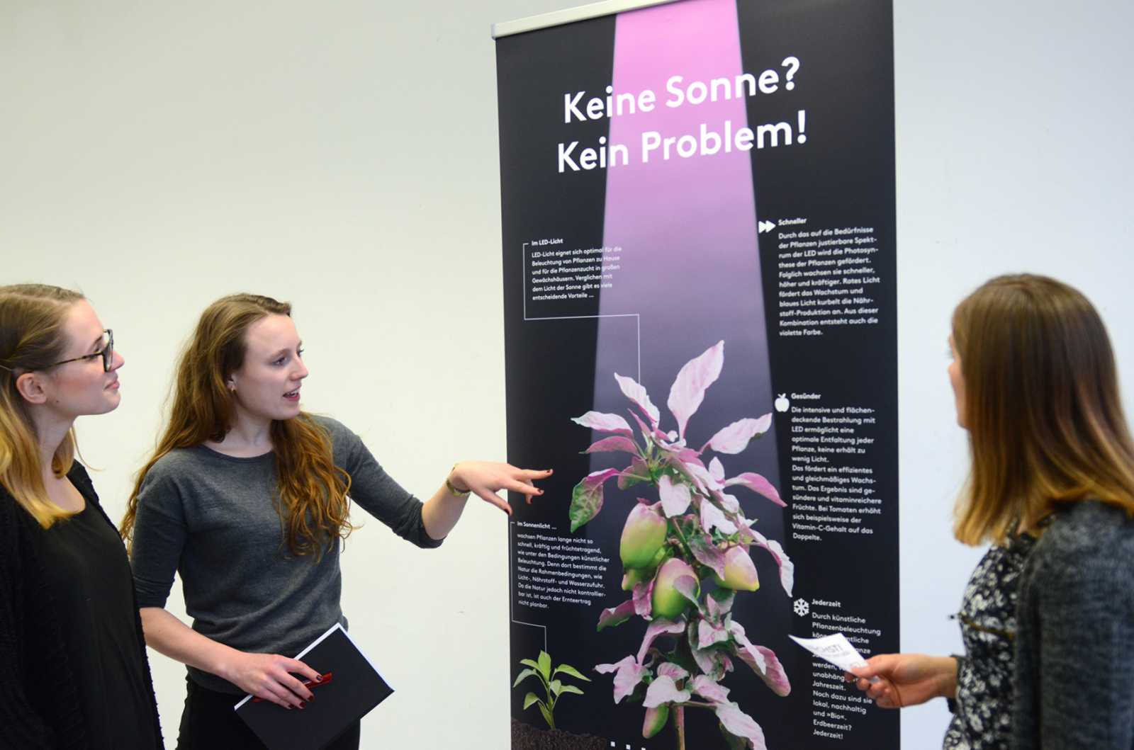 Freuen sich über den Einsatz ihres fertig gestellten Roll-Ups zur künstlichen Pflanzenbeleuchtung: Lisa Schirmacher, Laura Dittert und Sabine Spadi (v.l.). (Foto: FH Münster/Pressestelle) 