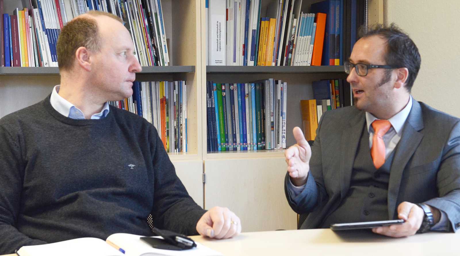 Prof. Dr. Thomas Jüstel (l.), FH Münster, und Dr. Martin Purschke, Harvard Medical School, forschen seit Anfang 2016 gemeinsam an der Optimierung der Strahlentherapie bei Krebserkrankungen. (Foto: FH Münster/Pressestelle)