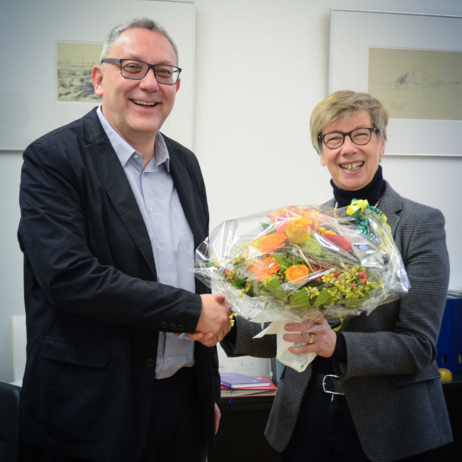 Zu seinem 25-jährigen Dienstjubiläum gratulierte FH-Präsidentin Prof. Dr. Ute von Lojewski dem Jubilar Prof. Dr. Hans-Hermann Weßelborg. (Foto: FH Münster/Pressestelle)