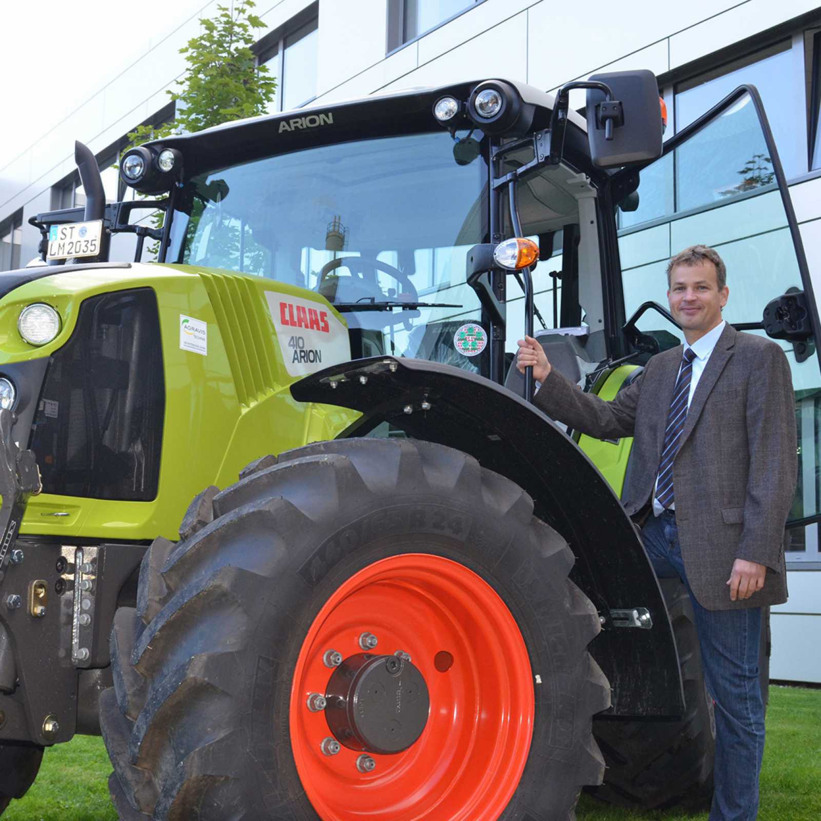 Prof. Dr. Manfred Große Gehling präsentiert den Traktor.
