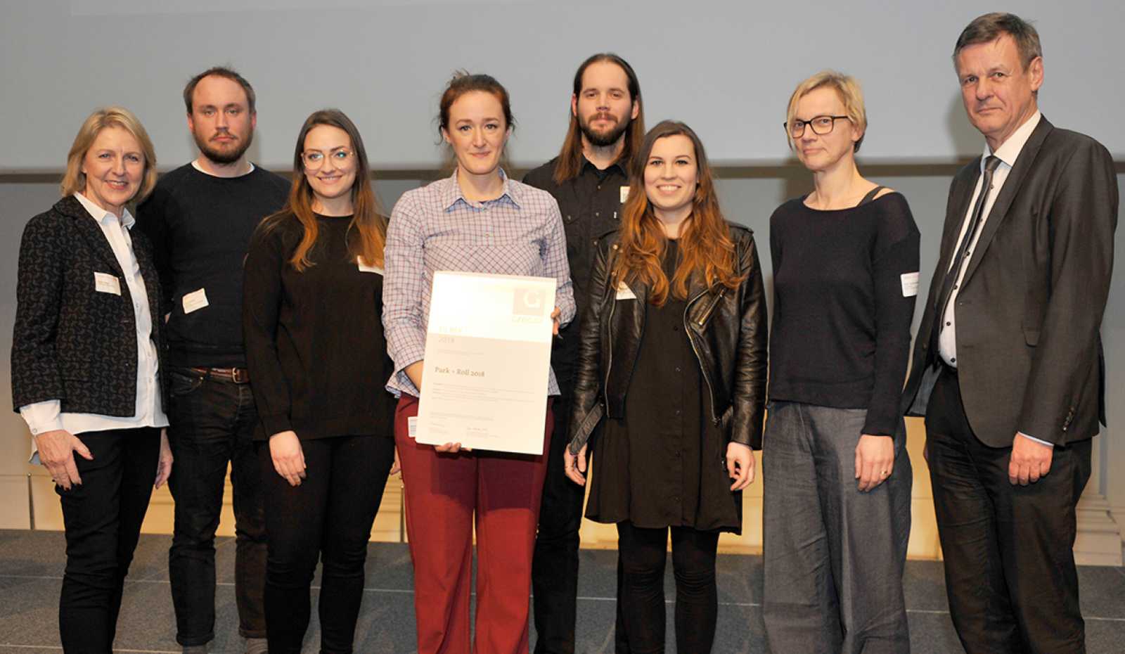 Das Projektteam unter der Leitung von Prof. Claudia Grönebaum (2.v.r.) nimmt die Auszeichnung entgegen. (Foto: Uwe W. Beier)