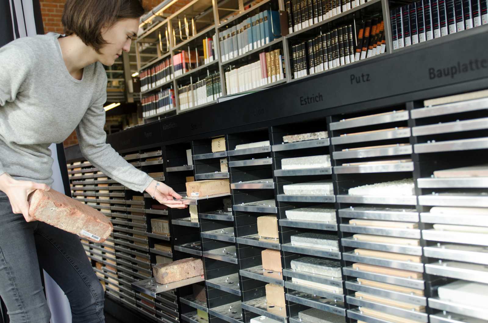 Für ihre Masterarbeit hat Anna Laura Hölz auch in der Materialbibliothek des Fachbereichs Architektur an der FH Münster gearbeitet. (Foto: FH Münster/Pressestelle)