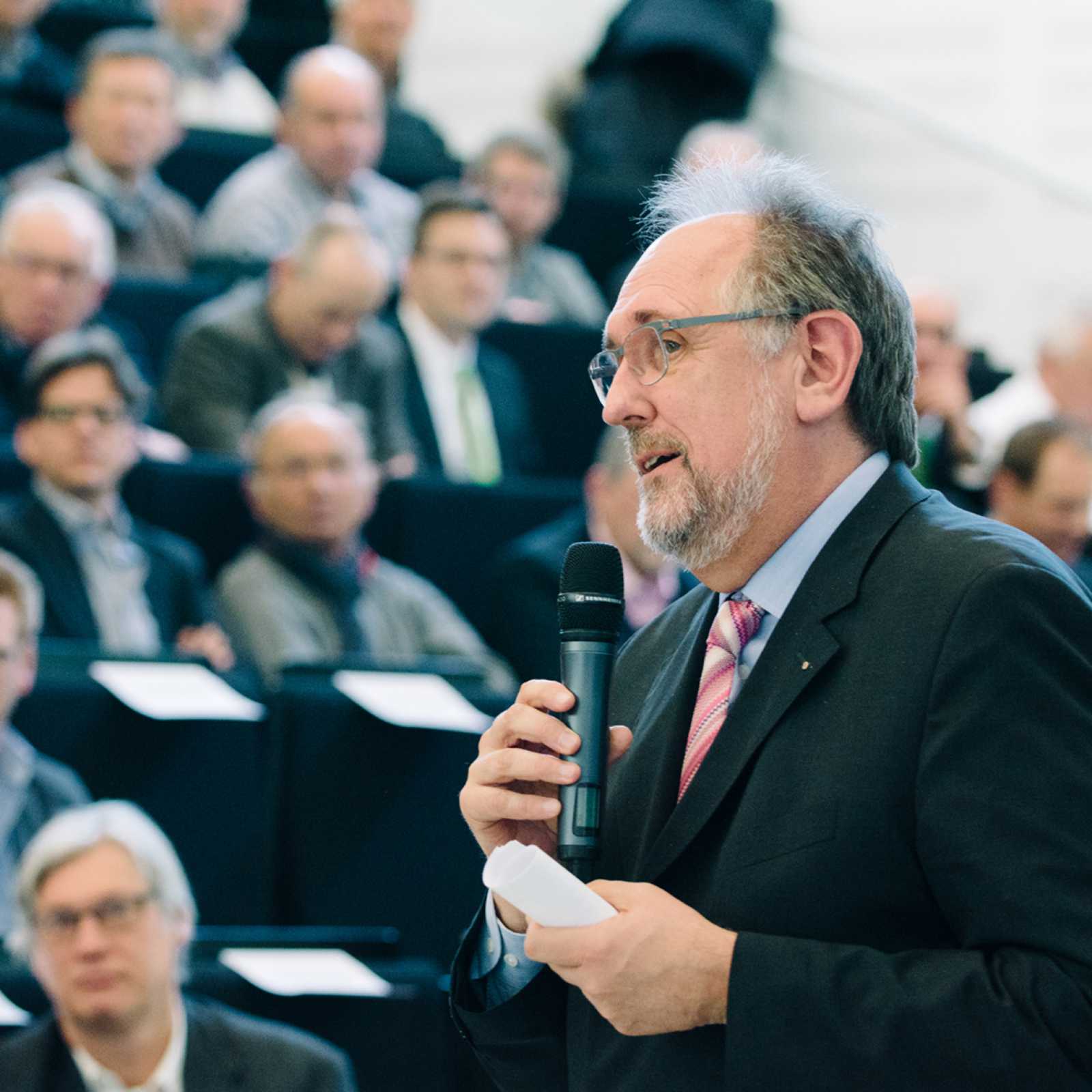 Prof. Dr. Franz-Peter Schmickler vom Fachbereich Energie – Gebäude – Umwelt führte wie in den vergangenen Jahren durchs Programm. (Foto: FH Münster/Maxi Krähling)