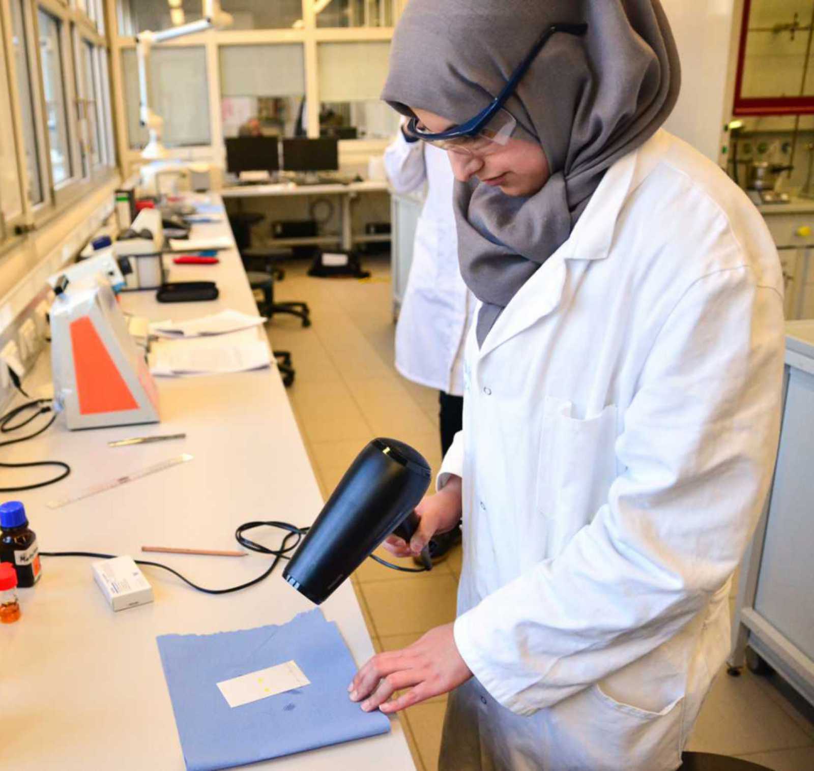  Dass man bei manchen Versuchen einfache Ideen zum Improvisieren braucht, hat Nour Badreddine in der Organischen Chemie erlebt. (Foto: FH Münster/Pressestelle) (aktuelles Teaserbild)	