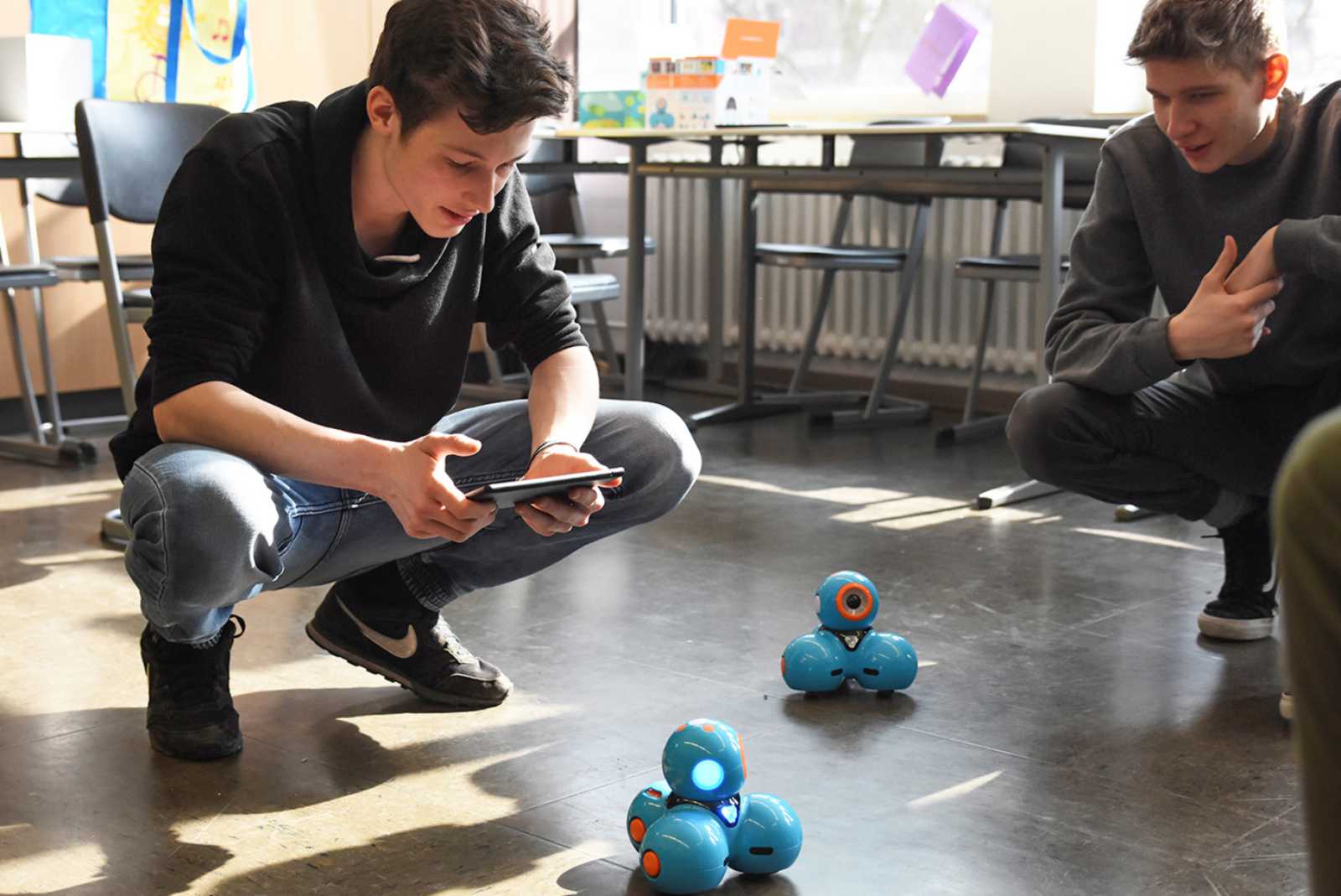 Der Fachbereich Elektrotechnik und Informatik hatte Roboter mitgebracht, die die Schüler über Tablets programmierten. (Foto: FH Münster/Pressestelle)