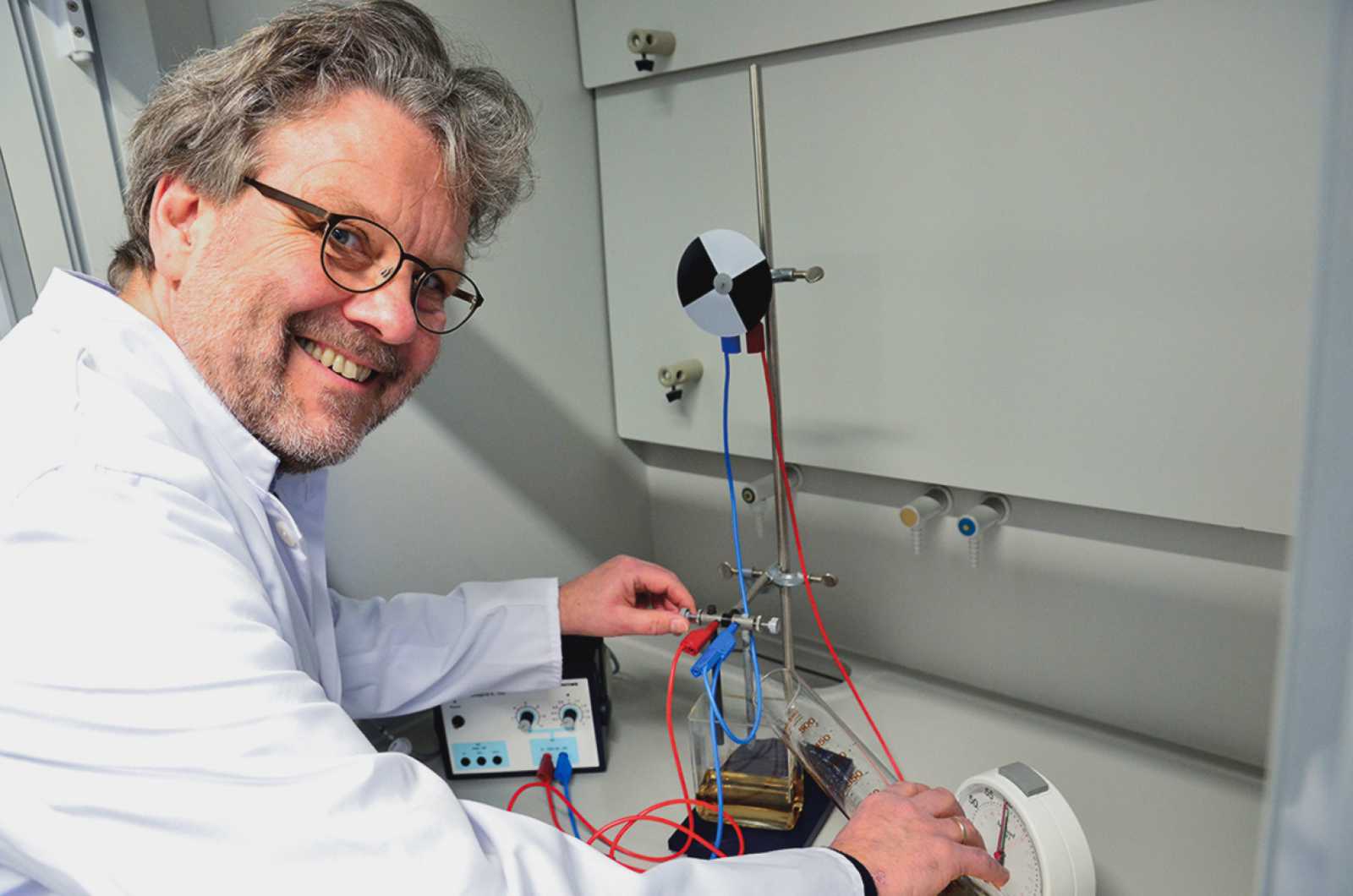 Prof. Dr. Reinhart Job ist Dekan des Fachbereichs Elektrotechnik und Informatik unserer Hochschule und lehrt unter anderem Energiespeichertechnologie, Regenerative Energiesysteme und Materialforschung. (Foto: FH Münster/Pressestelle)