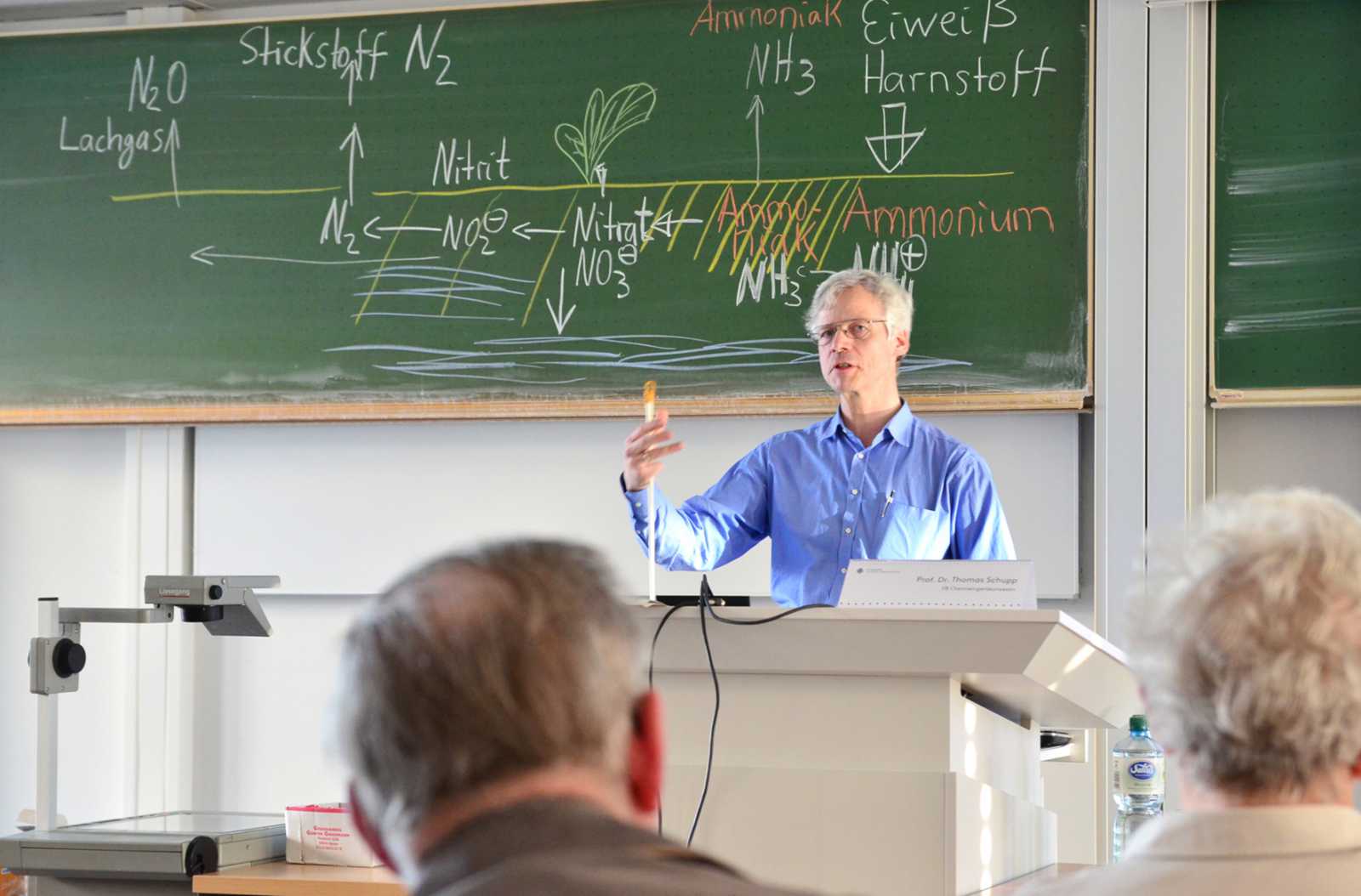 Prof. Dr. Thomas Schupp diskutierte mit den Besuchern der Steinfurter Campus-Dialoge über Nitrat-Grenzwerte, die Rolle der Landwirtschaft und den Einfluss des eigenen Lebensstils. (Foto: FH Münster/Pressestelle)